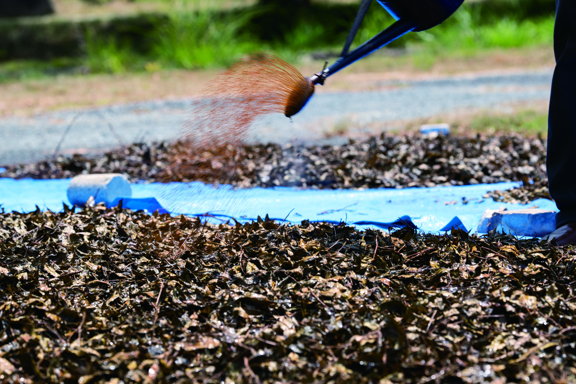 ④表面が乾燥したら煮汁をかけます。この作業を2〜4回繰り返します。