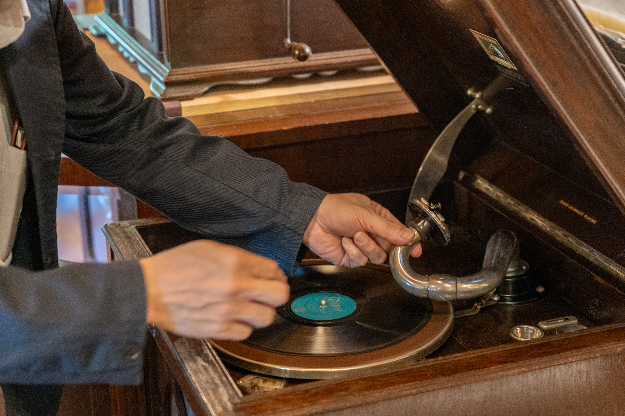 約100年前の手巻き式蓄音機