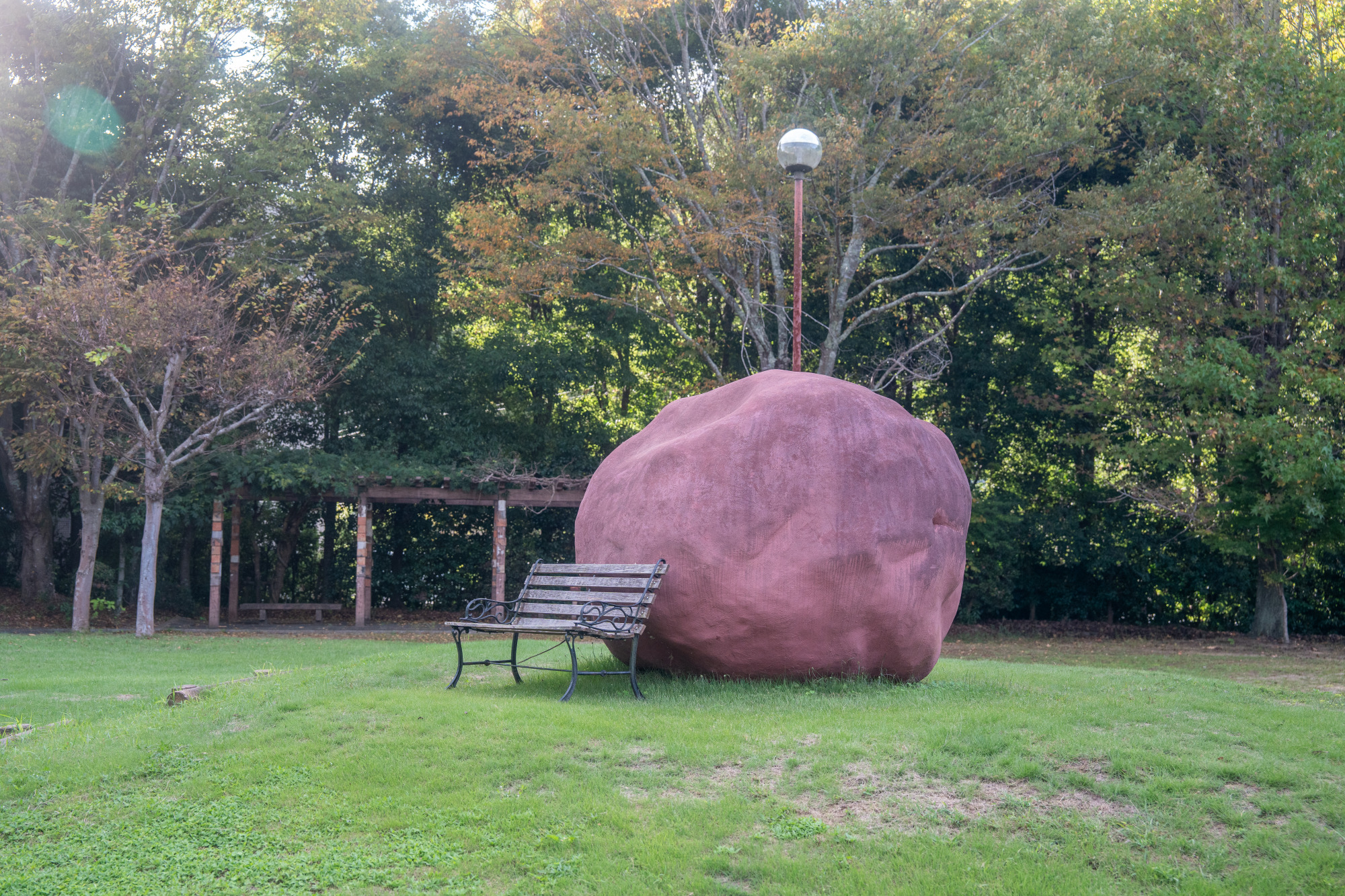 鷺湯公園の梅干しのオブジェ
