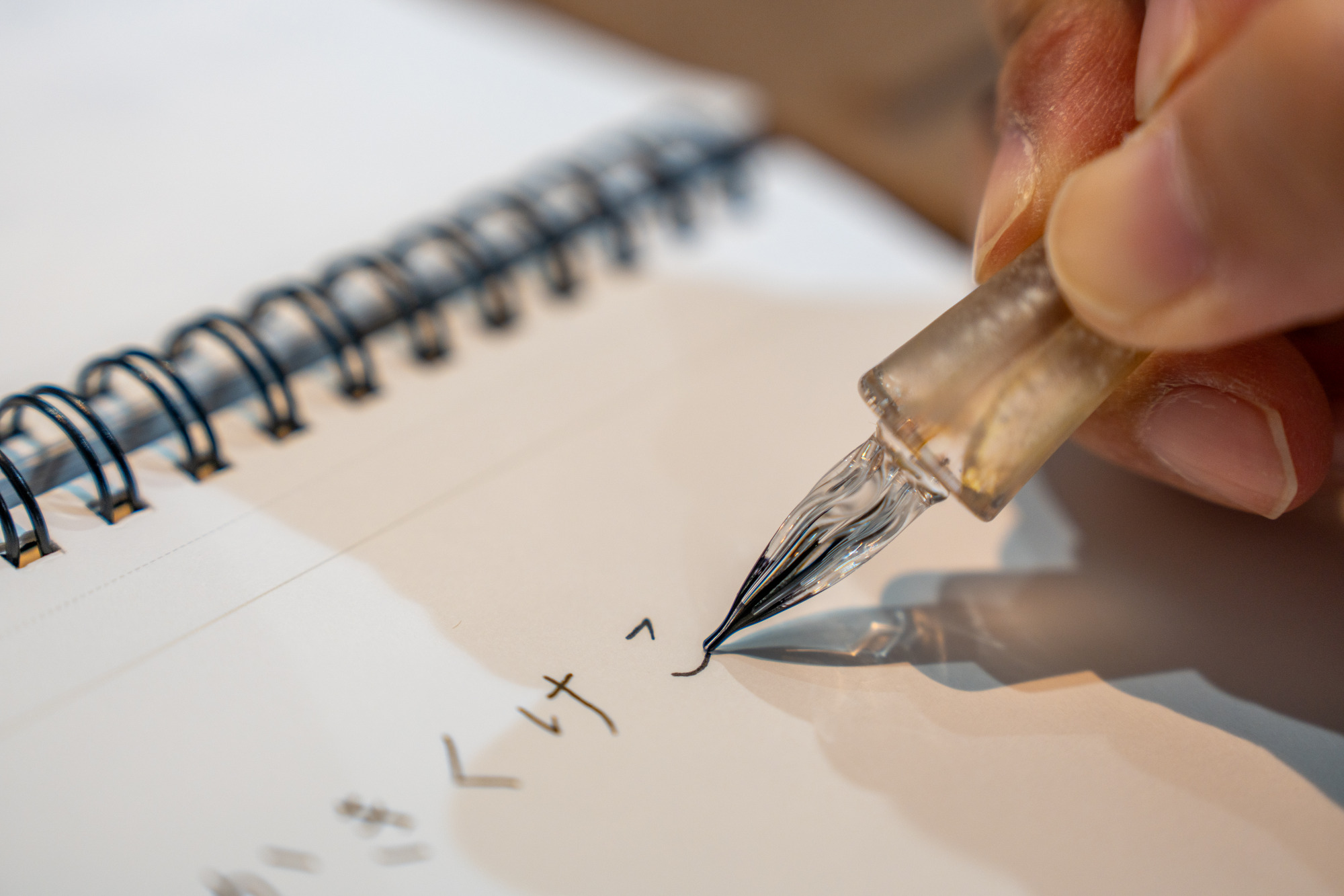 独特の書き味が魅力のガラスペン。ペン先の繊細さには高い技術が必要