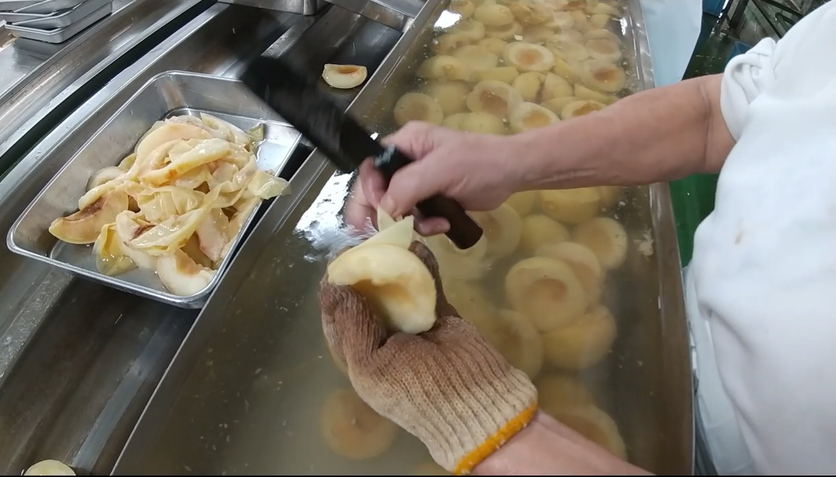 白桃の皮むきはスピードが命