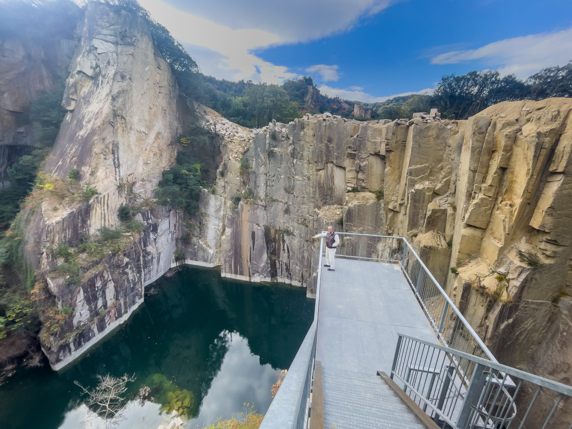 石切りの渓谷展望台。眼下に足のすくむような絶景が広がる