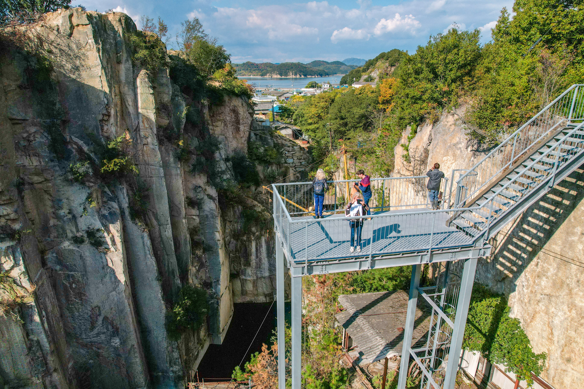 側面から見た展望台の様子。最近は海外観光客の姿も見られる