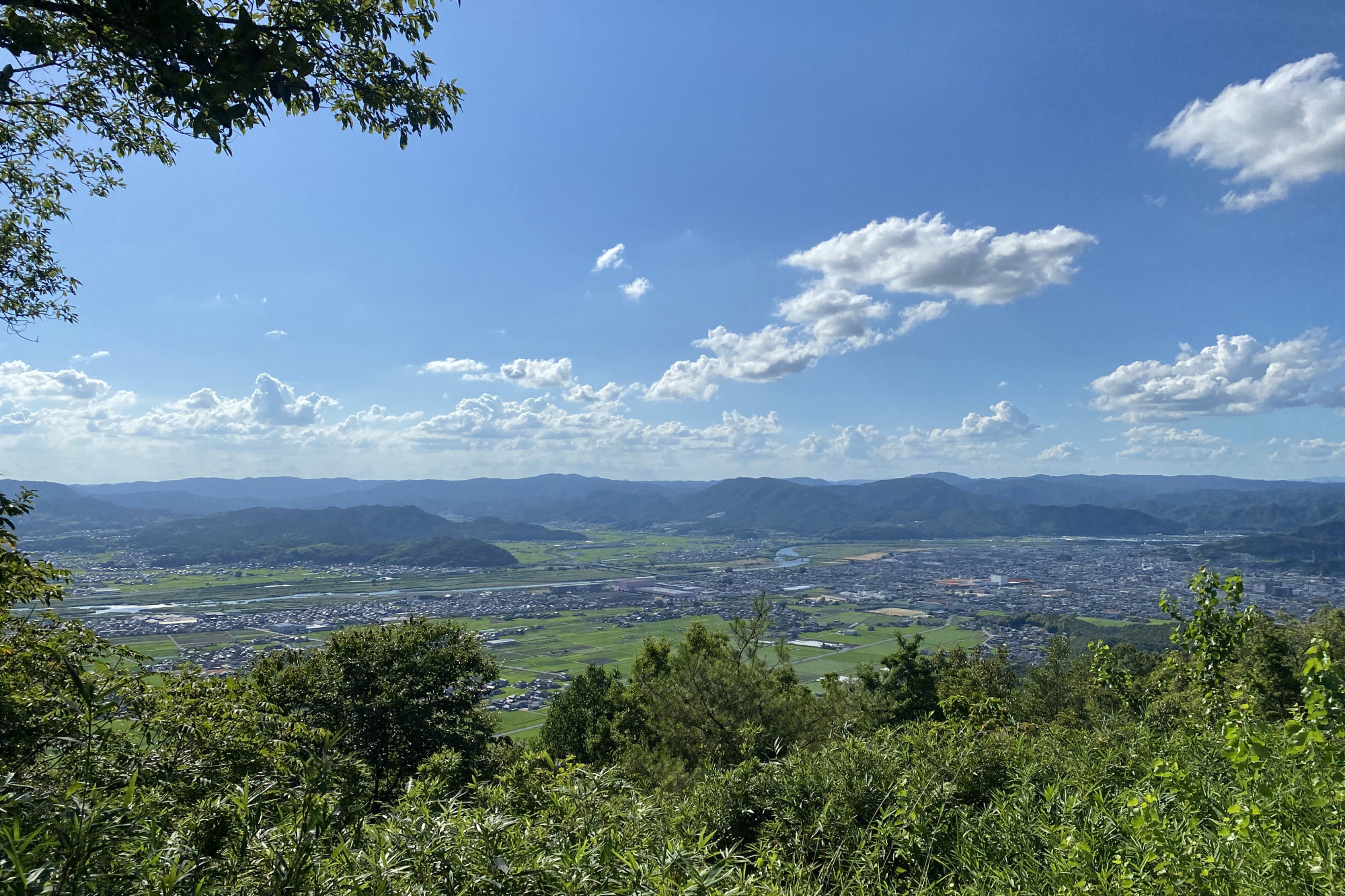 名物の1234段、心臓破りの階段を、息を切らしながら登ると絶景が広がります。