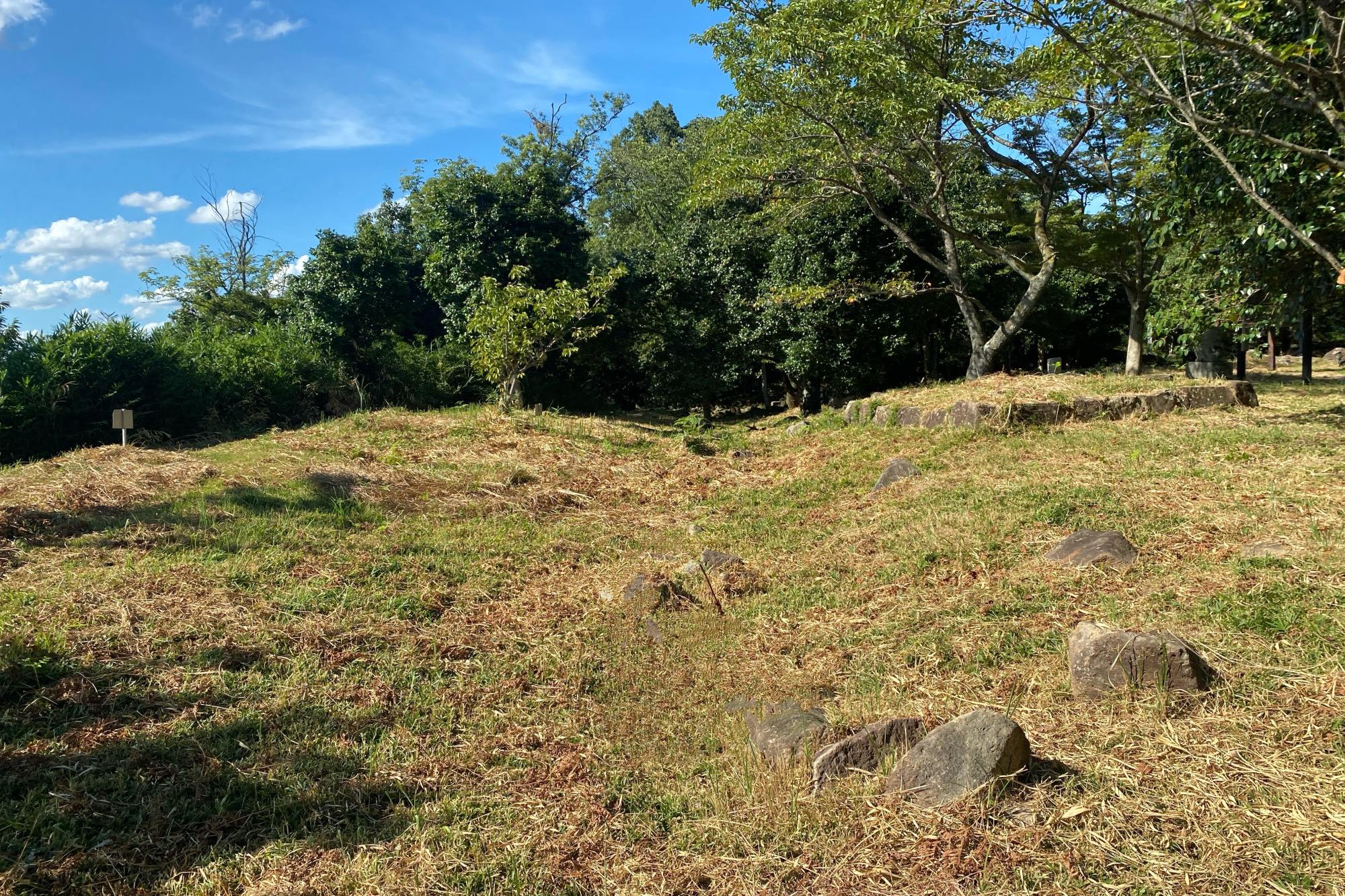 この地には、古代より山岳仏教の寺院・福山寺がありました。有事の際には、寺を改修して城を整備したと思われます。山頂部には堀が残っています。