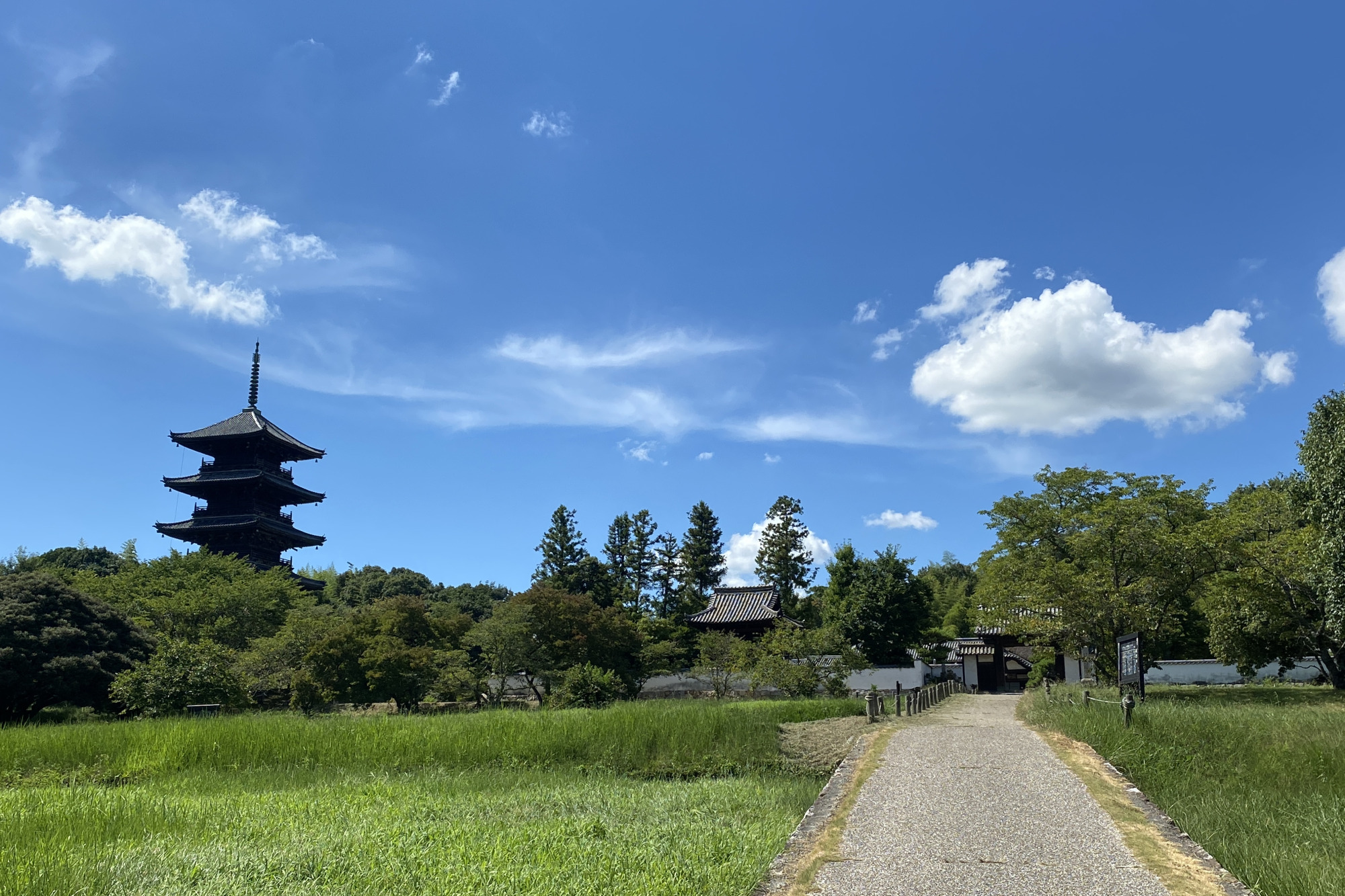 備中国分寺。周辺には国分尼寺跡や古墳などの史跡が点在します。