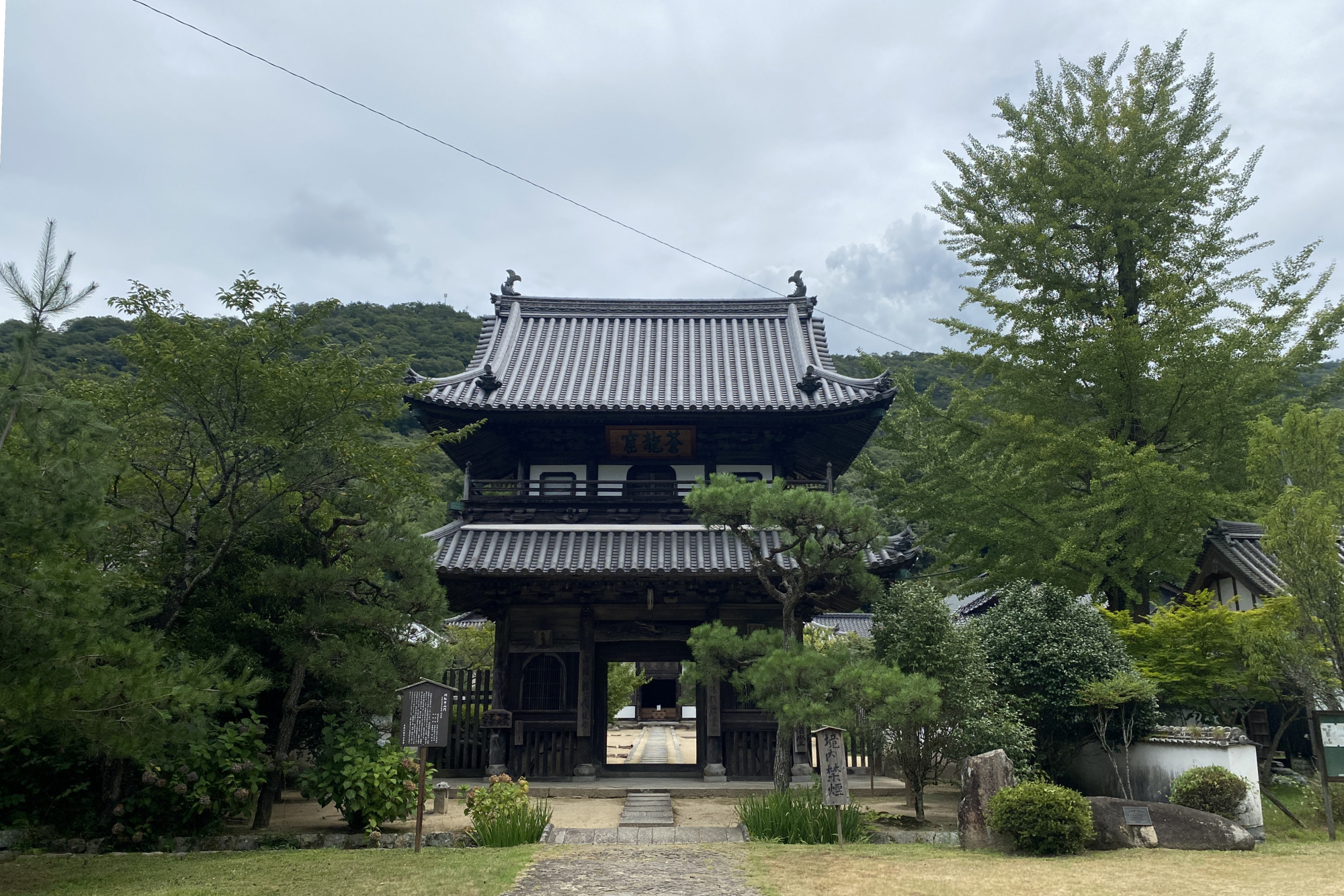 洞松寺。創建は飛鳥時代とも伝わる古刹です。猿掛城主の庄氏、毛利氏と深い関係にあったお寺です。
