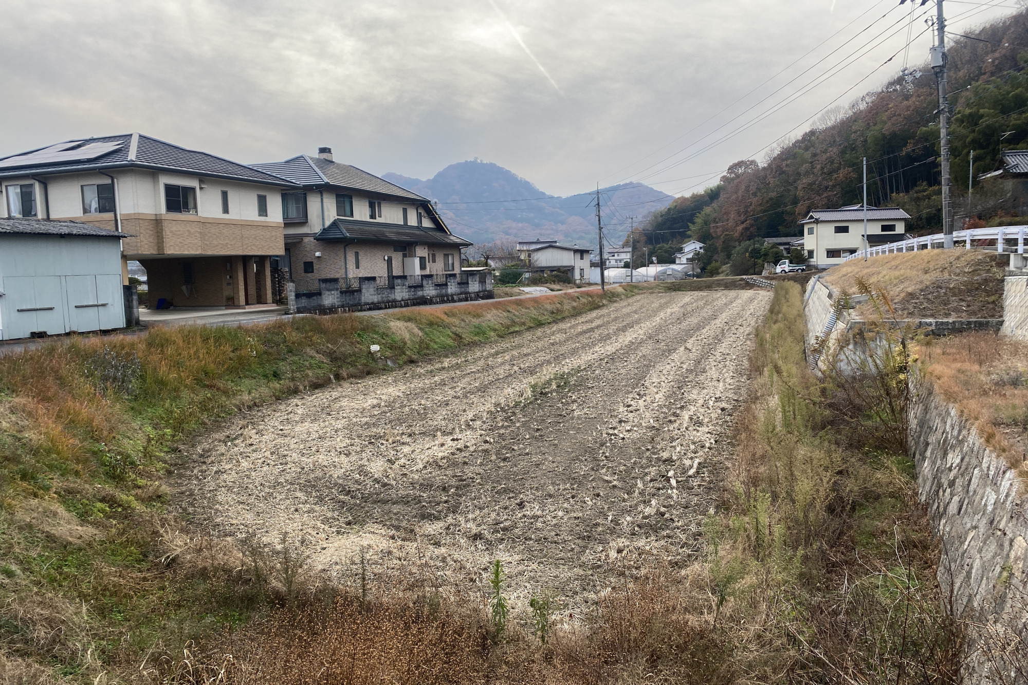 茶臼山城の堀跡。地元には大手門跡も伝わっています。豊臣秀吉もたびたび、茶臼山城を訪れたといいます。