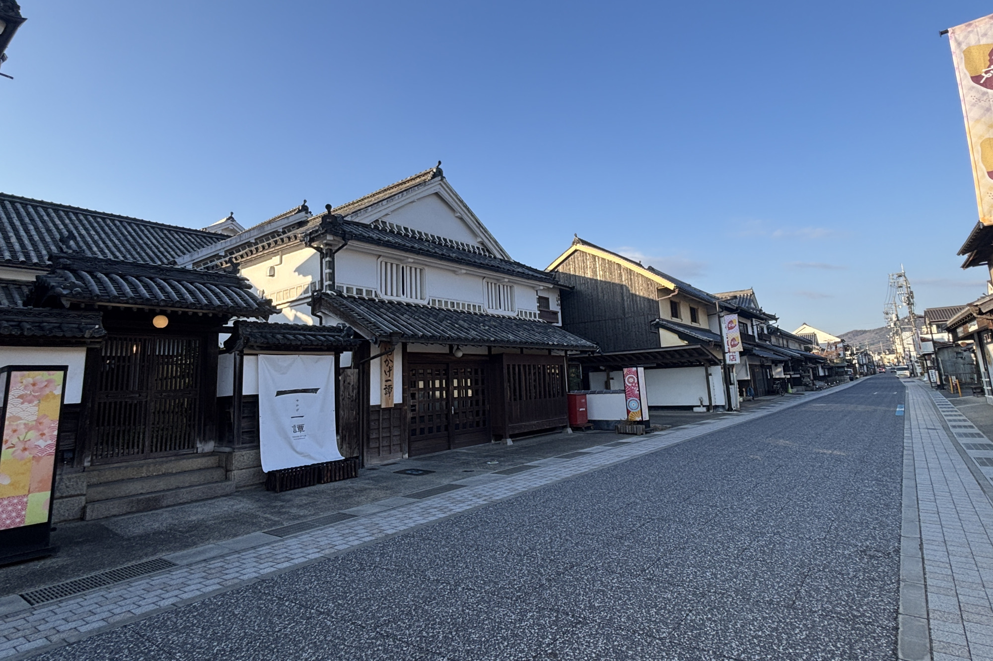 矢掛宿は山陽道の宿場町です。本陣・脇本陣の両方が当時のまま残っており、国の重要文化財の指定を受けています。街並みも重要伝統的建造物群保存地区に選定されています。