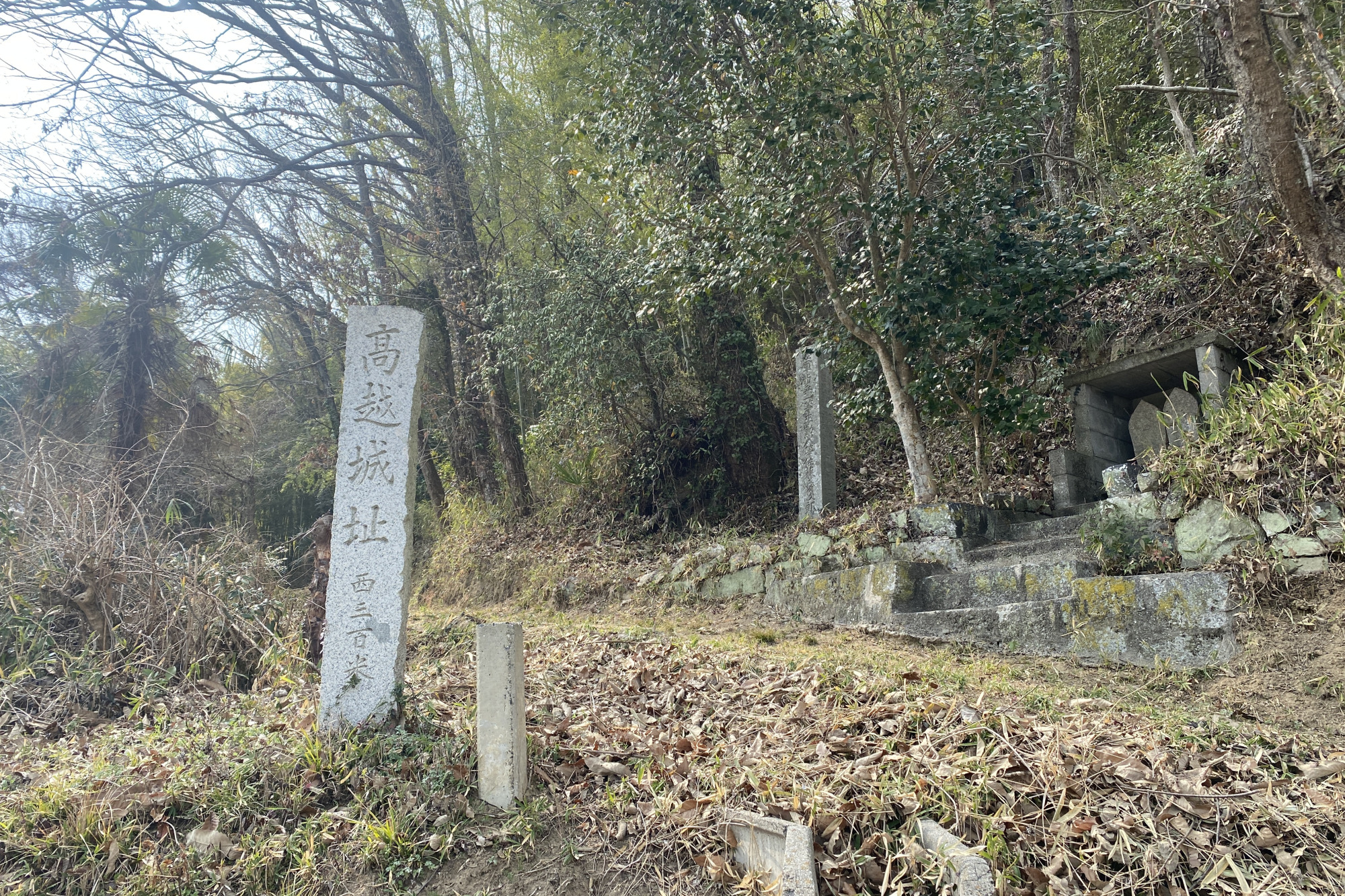 東麓に登山口があります。この目印の石碑から登っていきます。約30分ほどで山頂の本丸に到着します。