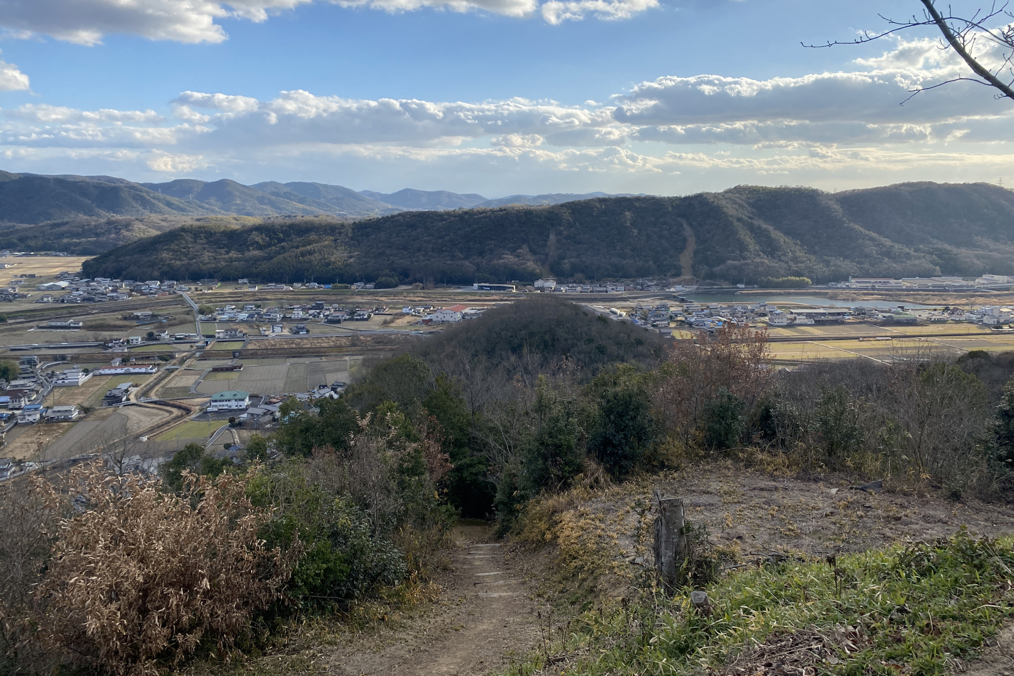 本丸からは絶景が楽しめます。山陽道と小田川を眼下に望むことができ、交通を抑える重要な城だったことがよくわかります。