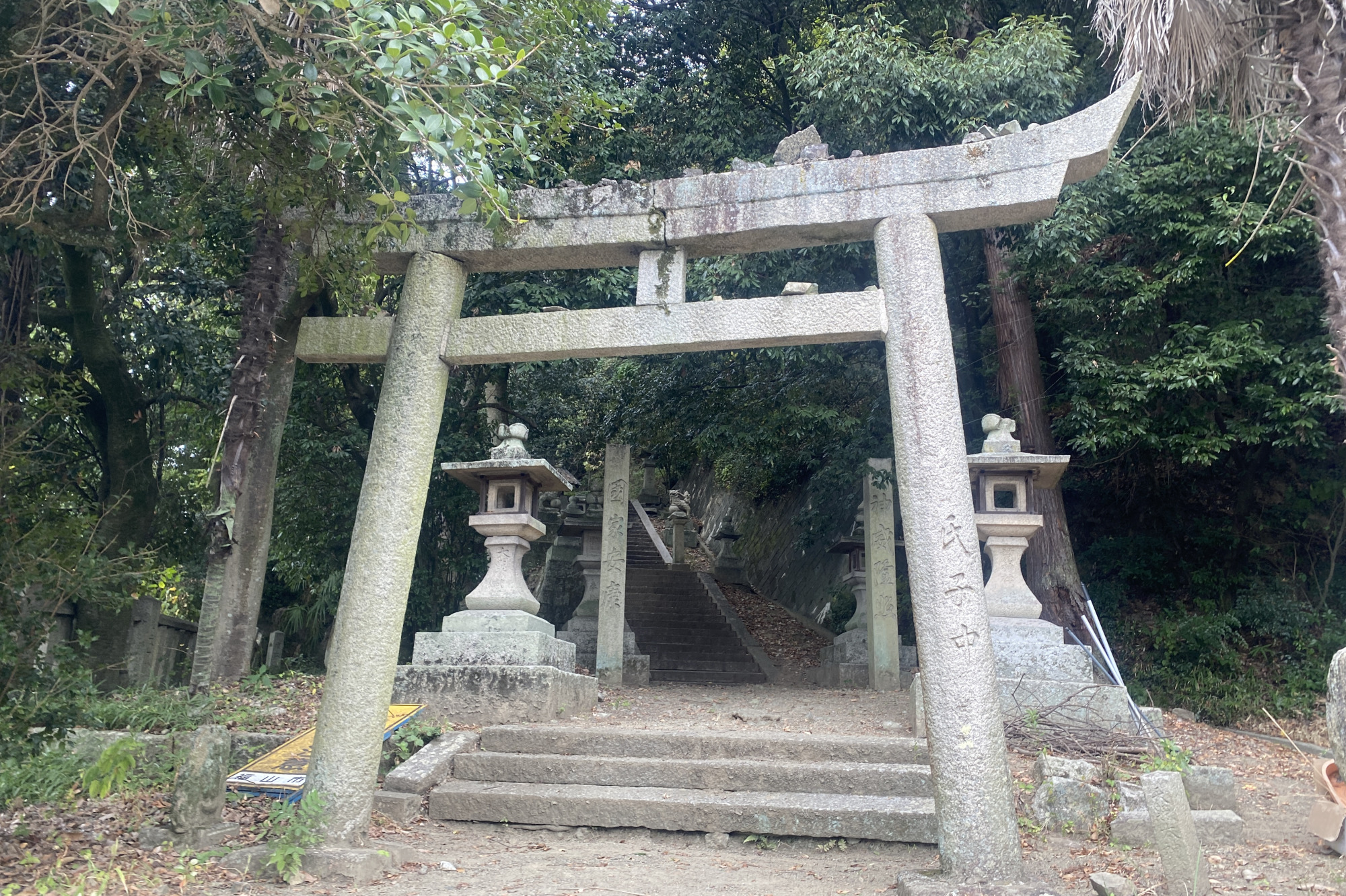 城山西麓の稲荷神社から登るルートがおすすめです。途中に、何本かの竪堀を見ることができます。