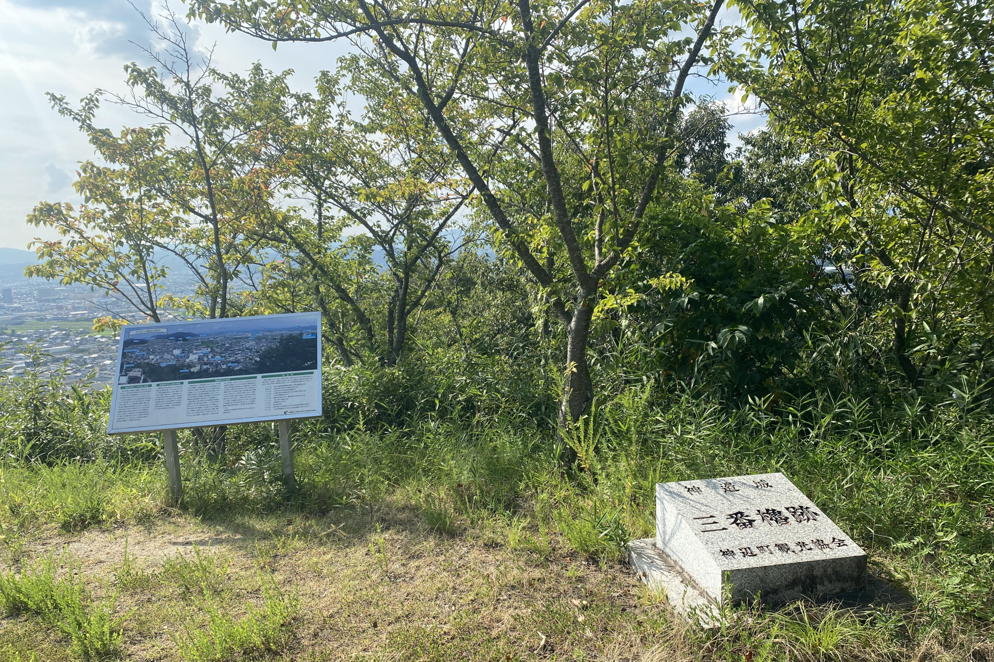 稲荷神社から20分くらい登ると、三番櫓と呼ばれる平場に到着です。