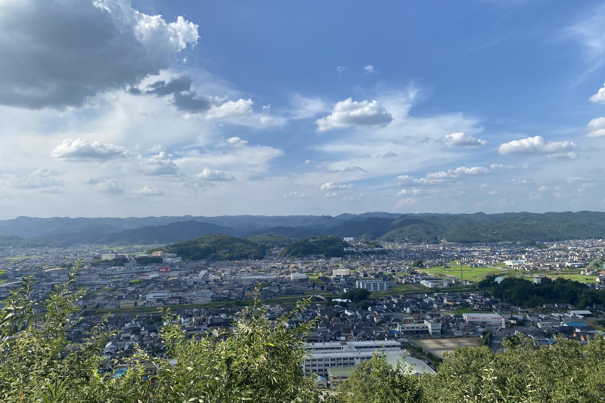 三番櫓からは神辺平野が一望できる素晴らしい景色が広がります。この眼下の景色の中で、何度となく戦いが繰り広げられたのです。