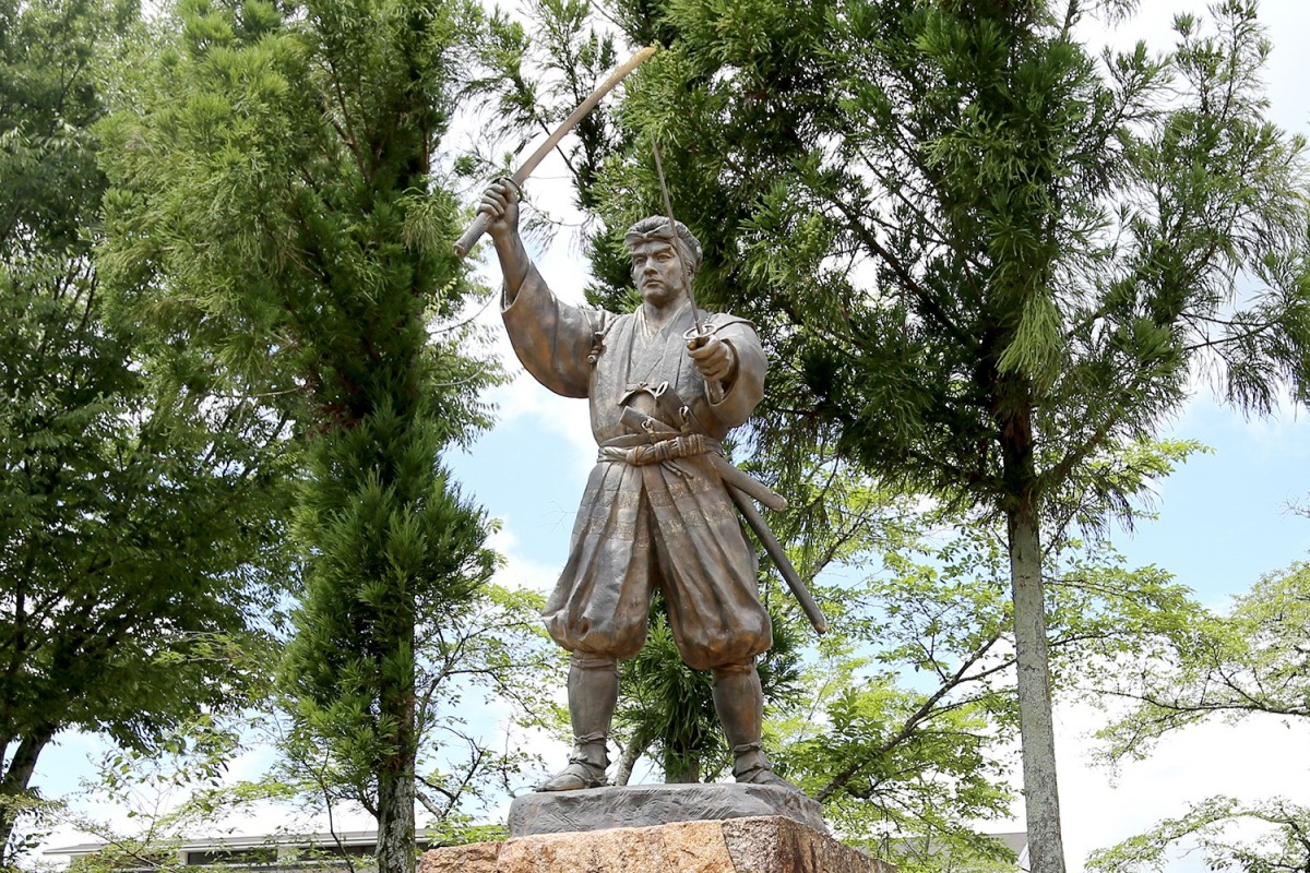 二刀流の剣豪！宮本武蔵の生誕地・美作