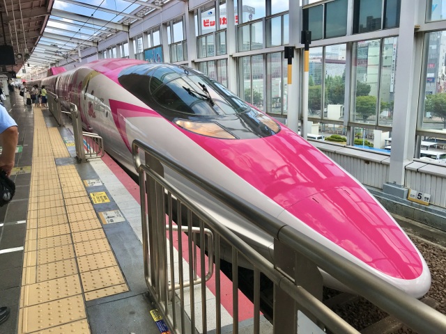 街中をピンクの車体が駆け抜ける！「ハローキティ新幹線」に乗ってみた