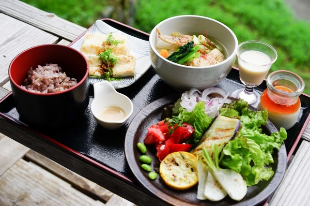 久米南町の棚田を見渡す爽快テラスでカラダが喜ぶ料理と田舎時間を