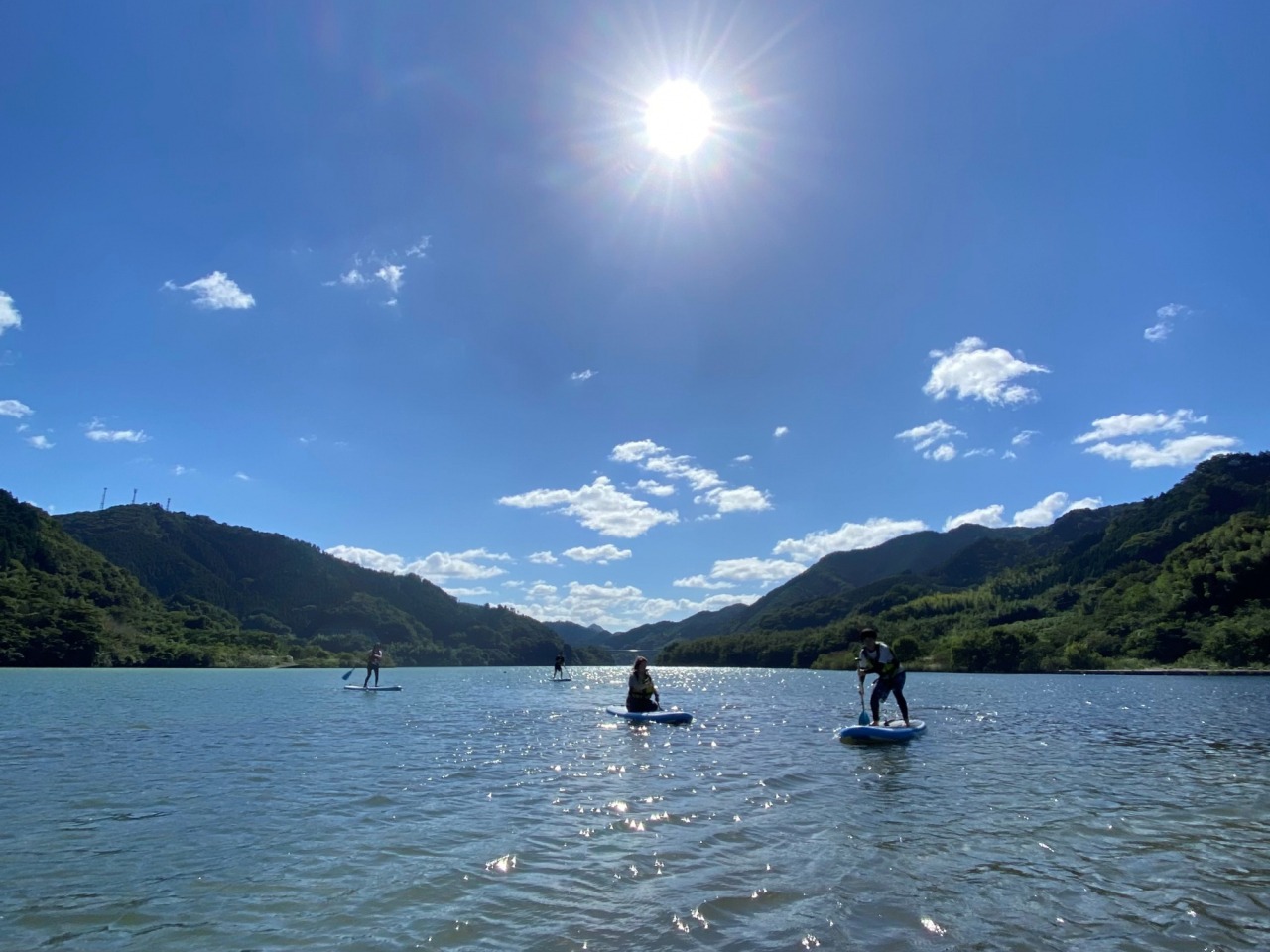 密を避けて大自然「奥津湖」でSUP体験＆鏡野観光