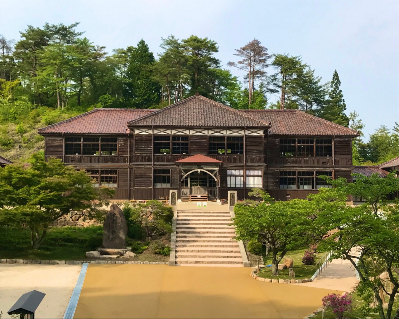 7年ぶりお披露目! 日本遺産の高梁市吹屋にある擬洋風建築「旧吹屋小学校」