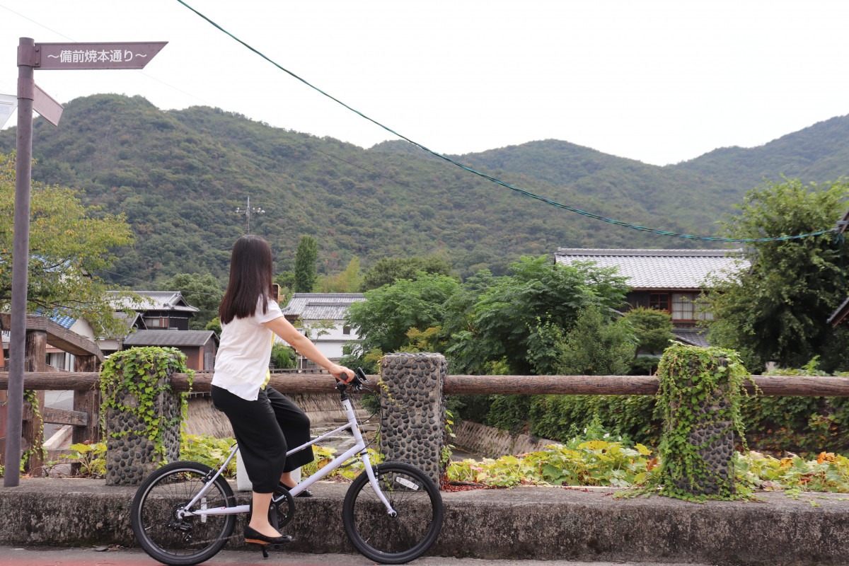 レンタサイクルでめぐる備前焼の町・伊部。 帰りはアートな観光列車「ラ・マル・ド・ボァ」で!
