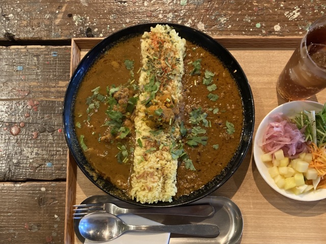 バックパッカー必見！岡山駅すぐにある「KAMP」はこだわりカレーが味わえるゲストハウス！