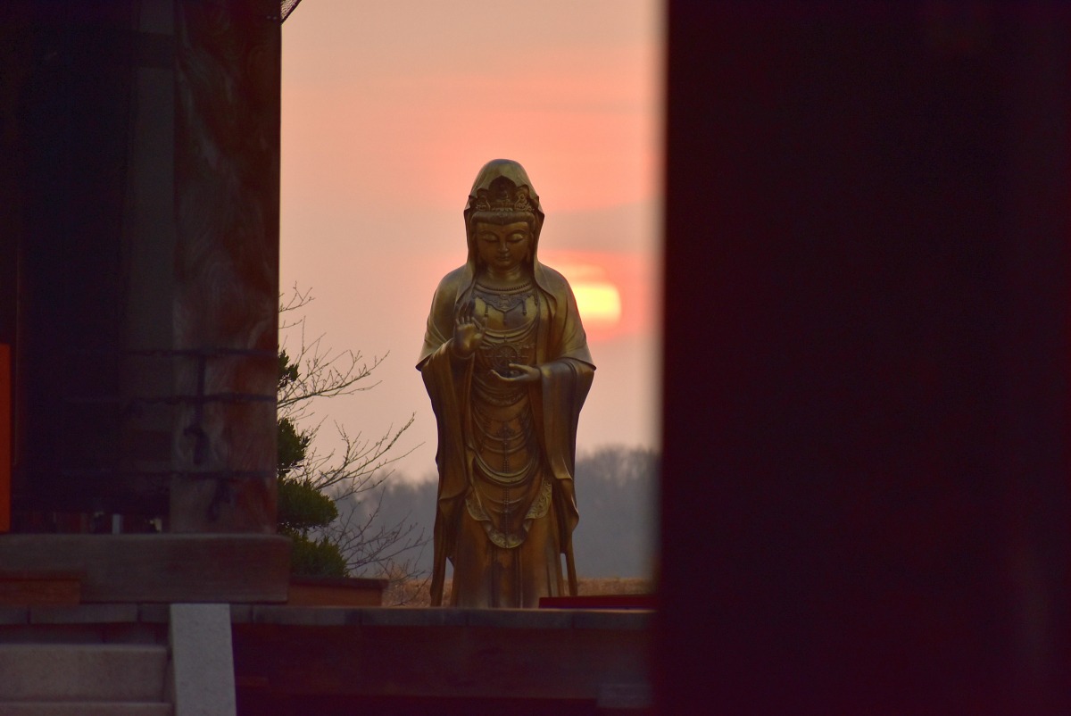 朝日のぼる岡山の古刹へ!パワースポット「西大寺観音院」で早朝参拝
