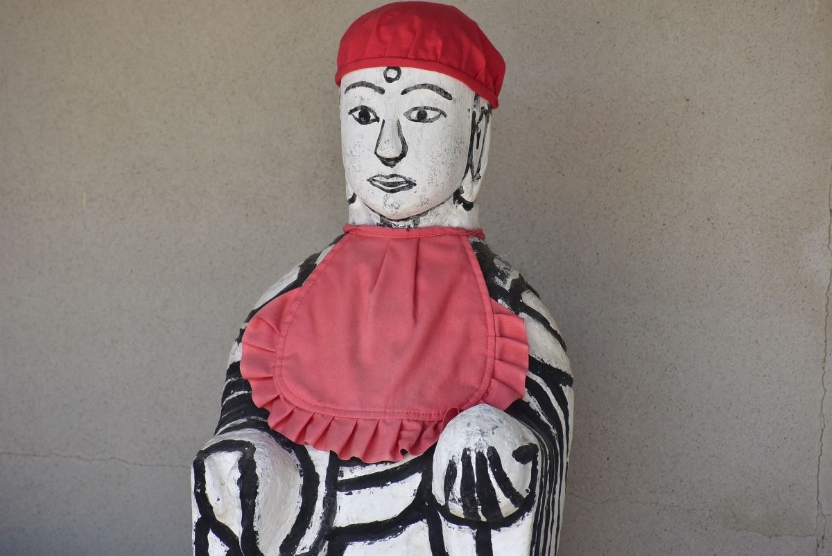 インパクトがすごい!玉野市東部「化粧地蔵」の世界