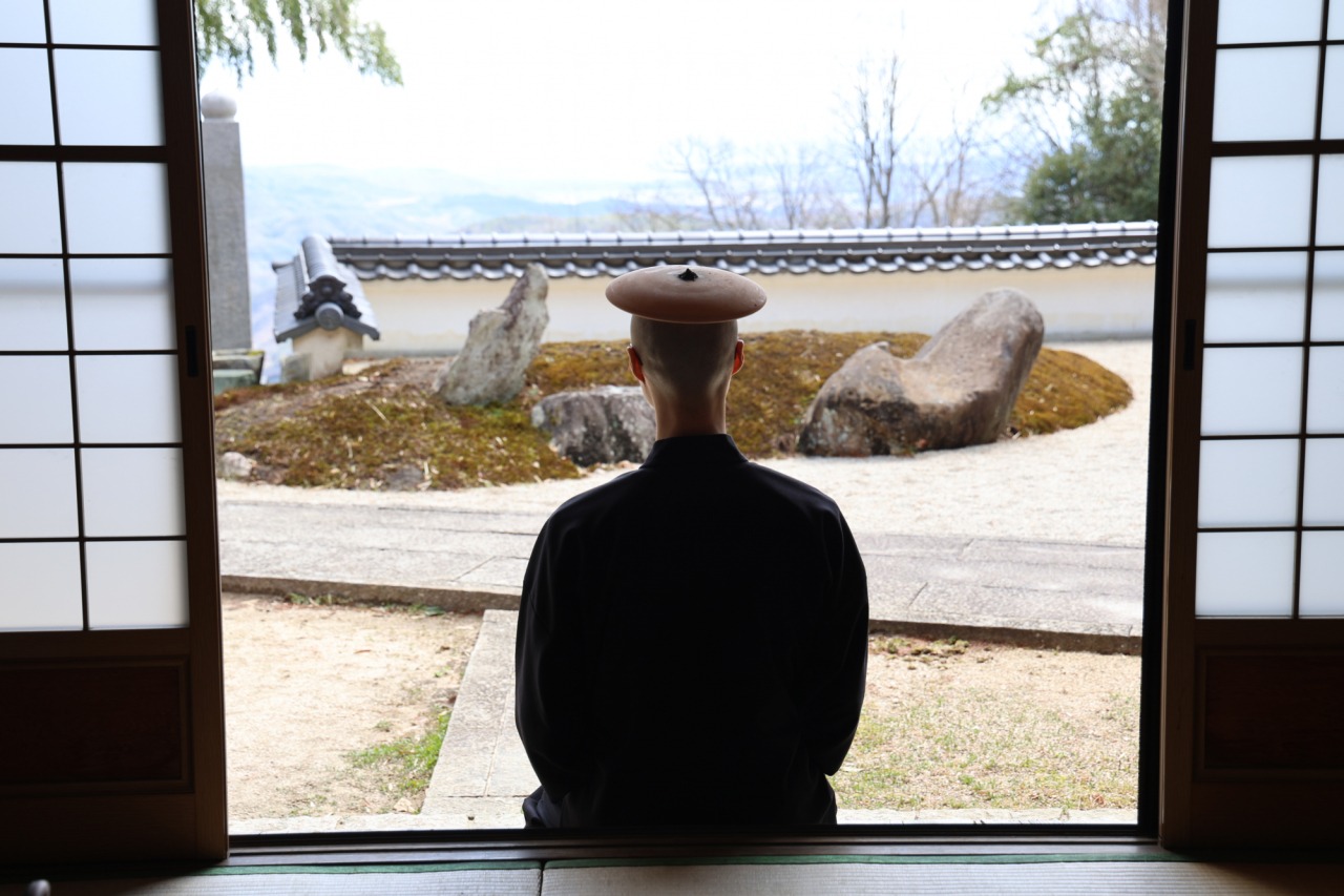 天空の山寺「養東院」で枯山水の庭を眺めながらお灸体験(岡山市)