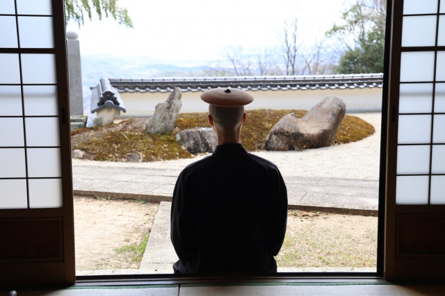天空の山寺「養東院」で枯山水の庭を眺めながらお灸体験（岡山市）