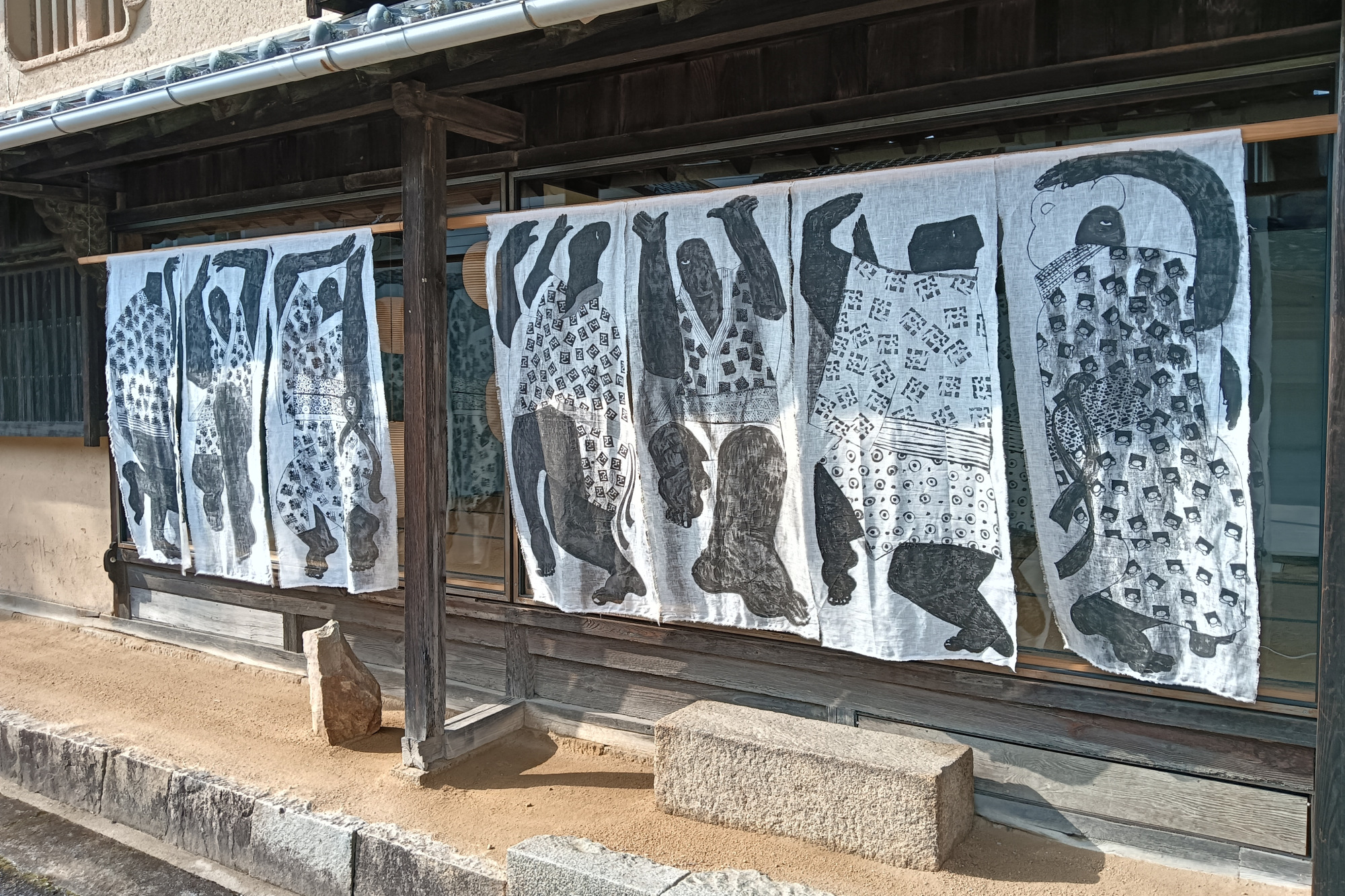 古民家ギャラリー「一初」で日常とアートの境目に立つ。入るとそこは古さと新しさがまじりあう不思議な空間（岡山市）