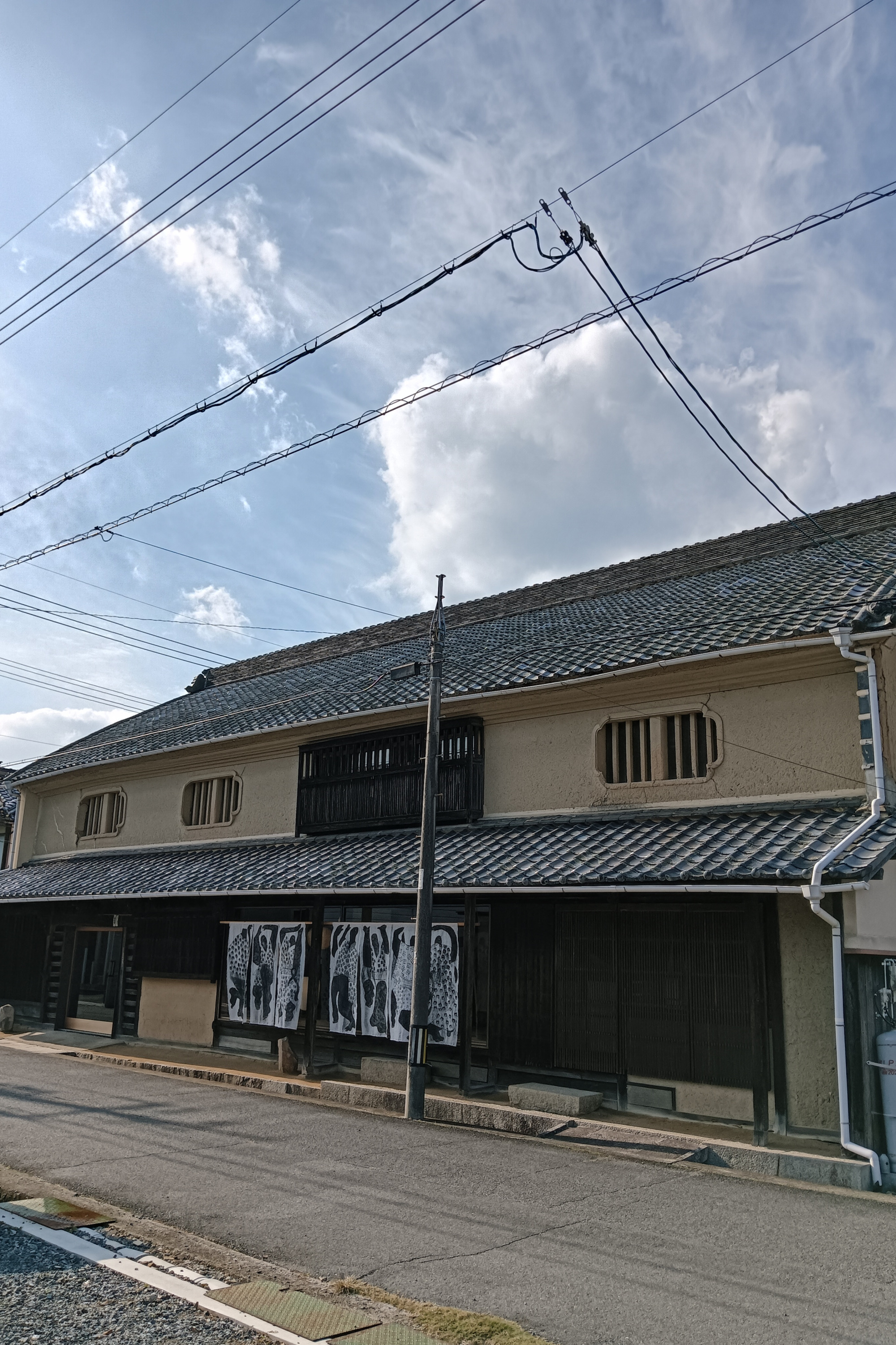 古民家ギャラリー「一初」で日常とアートの境目に立つ。入るとそこは古さと新しさがまじりあう不思議な空間(岡山市)