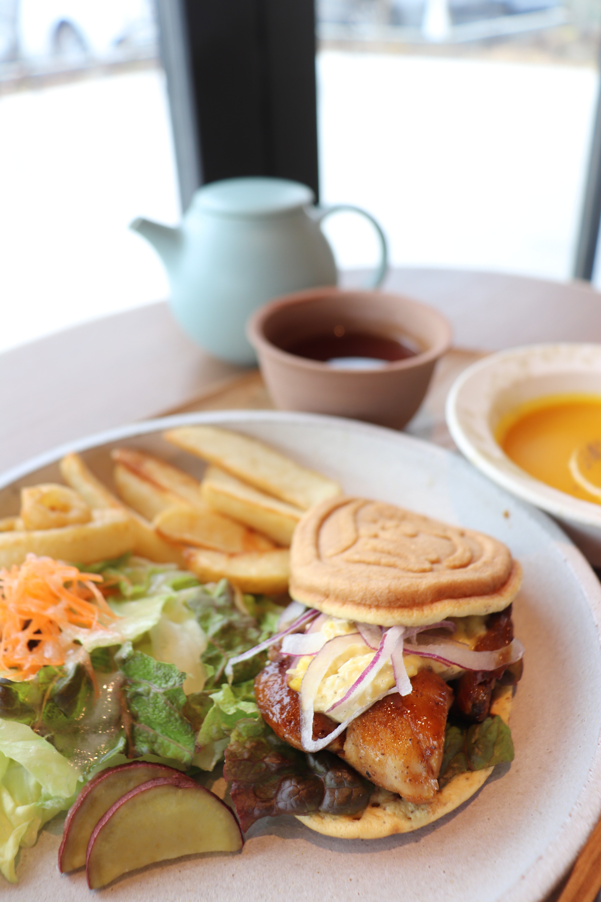 岡山の定番手土産「白十字」のワッフル。新カフェでは新感覚のランチも登場！