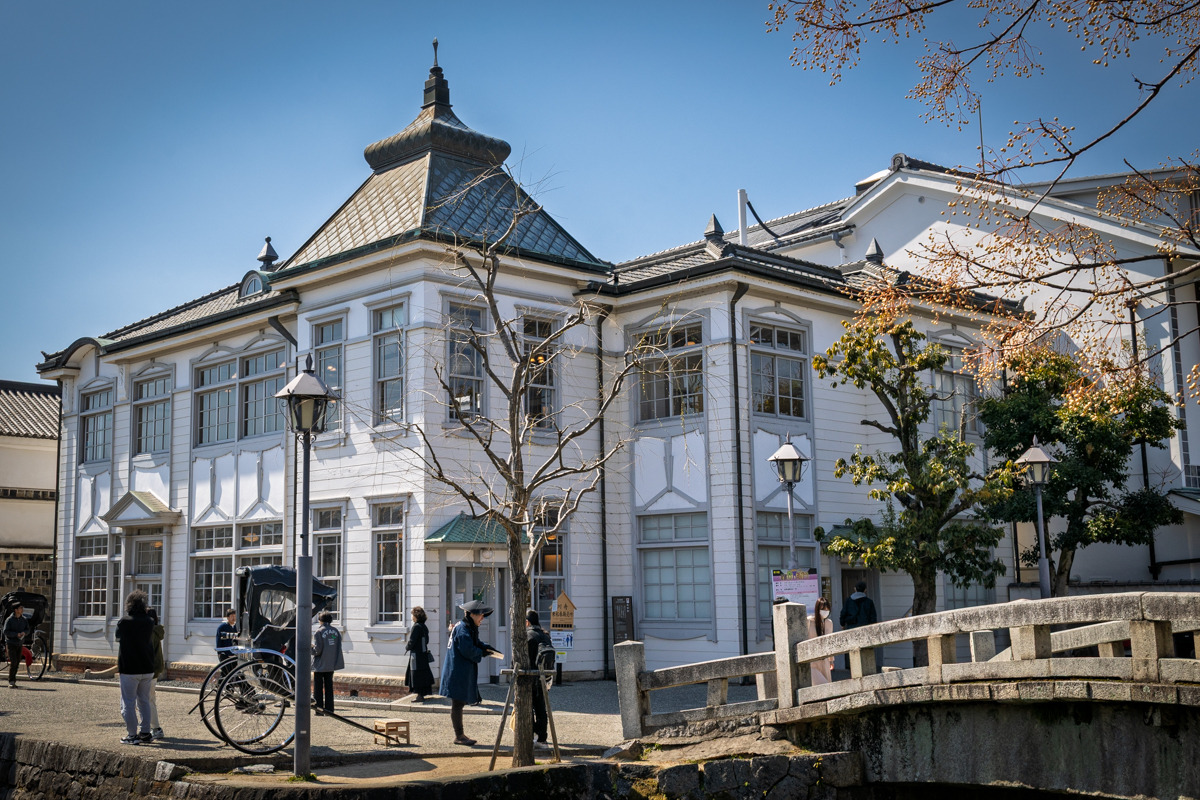 白壁の蔵屋敷とデニムの青！倉敷美観地区で心満たされるのんびり町歩き