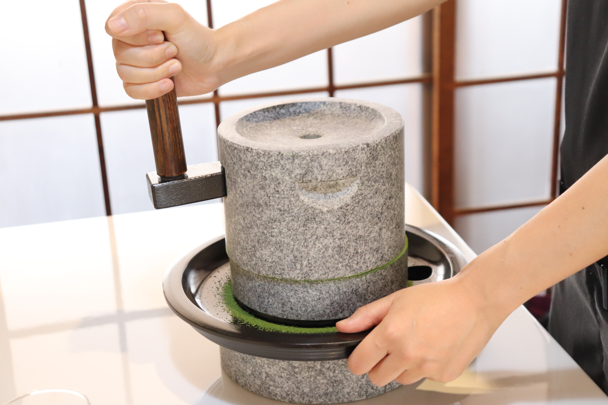 倉敷美観地区で感動体験！「ちゃテラス」で作る石臼で挽きたてのお抹茶