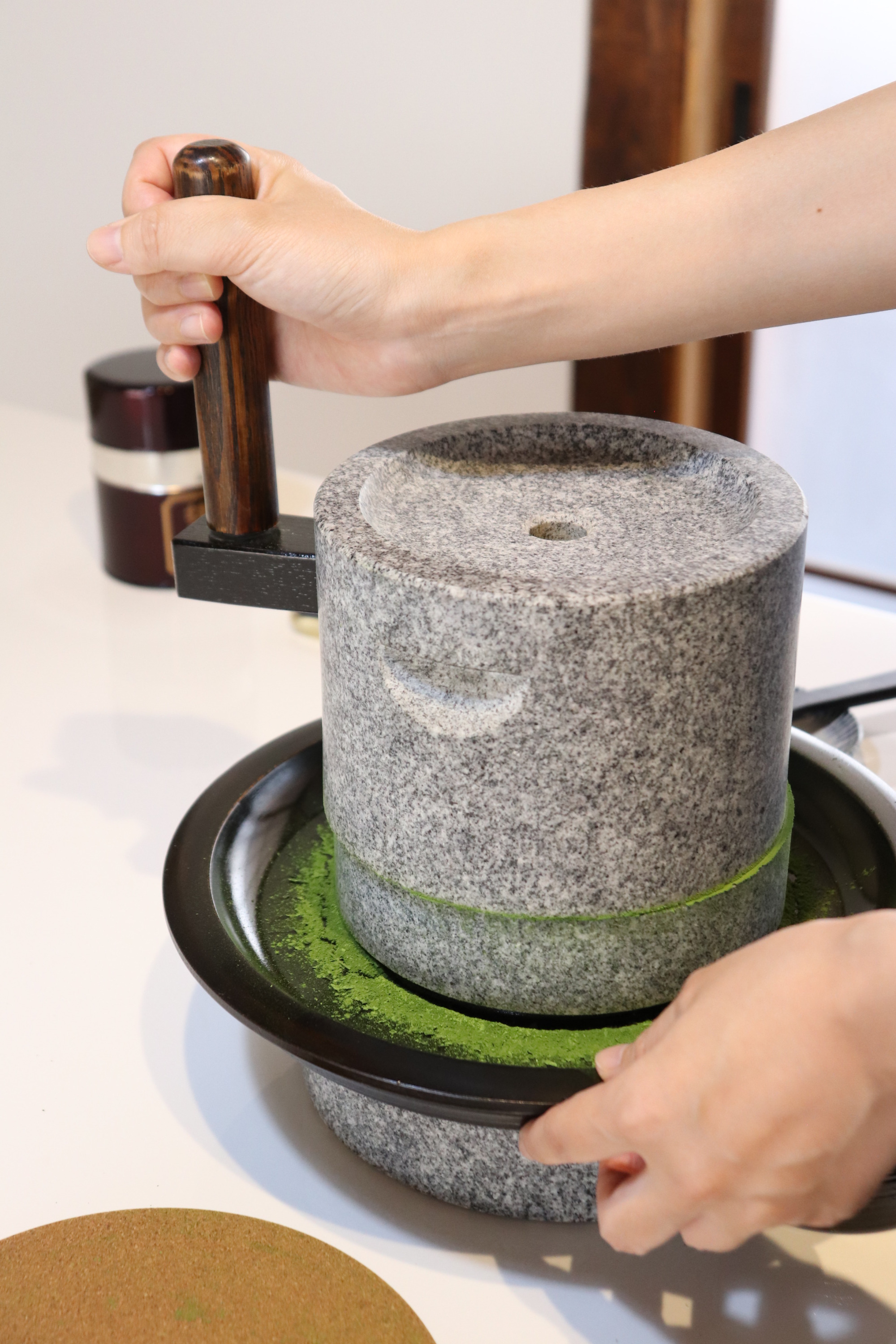 倉敷美観地区で感動体験！「ちゃテラス」で作る石臼で挽きたてのお抹茶