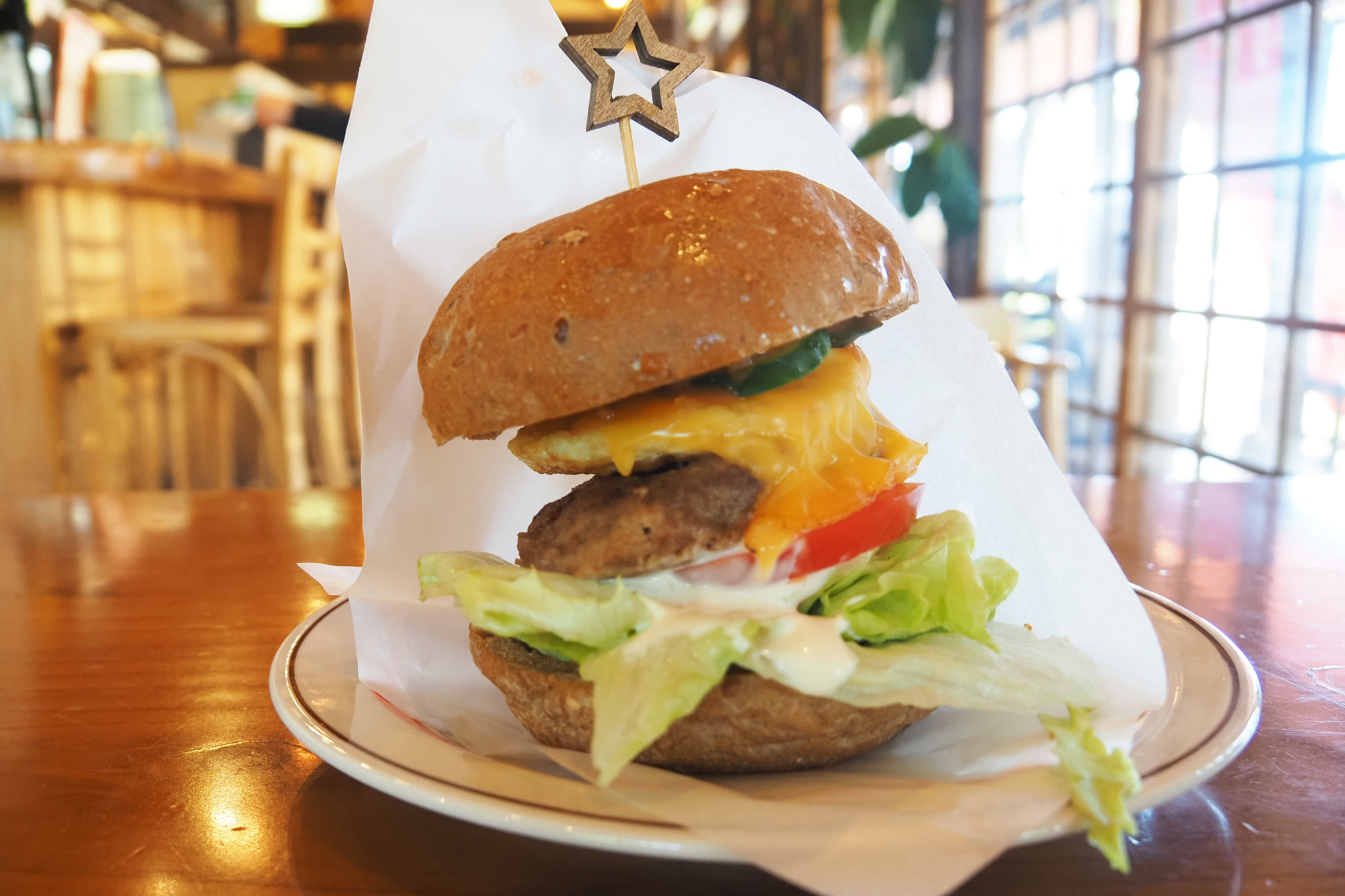 地域食材が光る岡山のご当地バーガー&サンド6選。和牛・親鶏・ガラエビも!