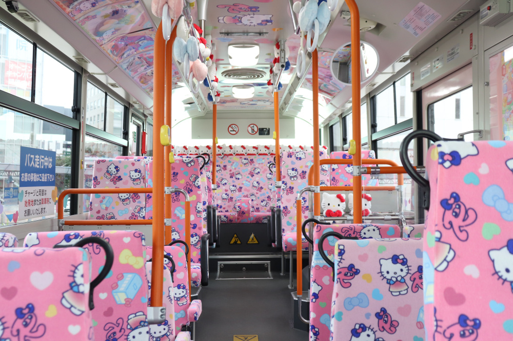 ハローキティバスが岡山に登場!没入感で「KAWAII」倍増!