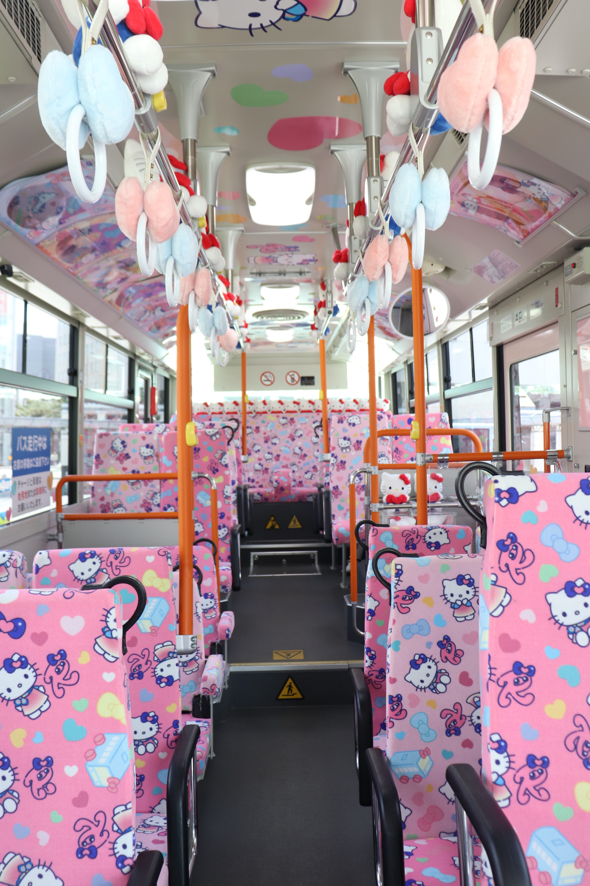 ハローキティバスが岡山に登場！没入感で「KAWAII」倍増！