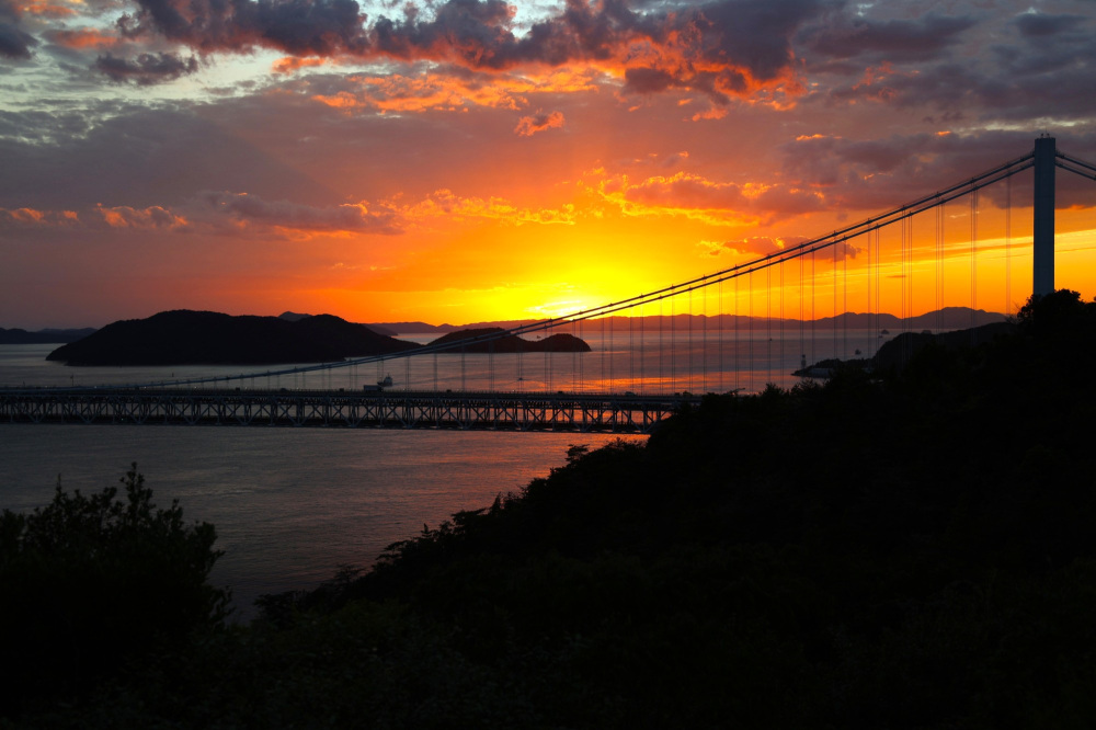 「鷲羽山夕景鑑賞バス」って知ってる?瀬戸大橋に映える秋の夕焼けは必見!