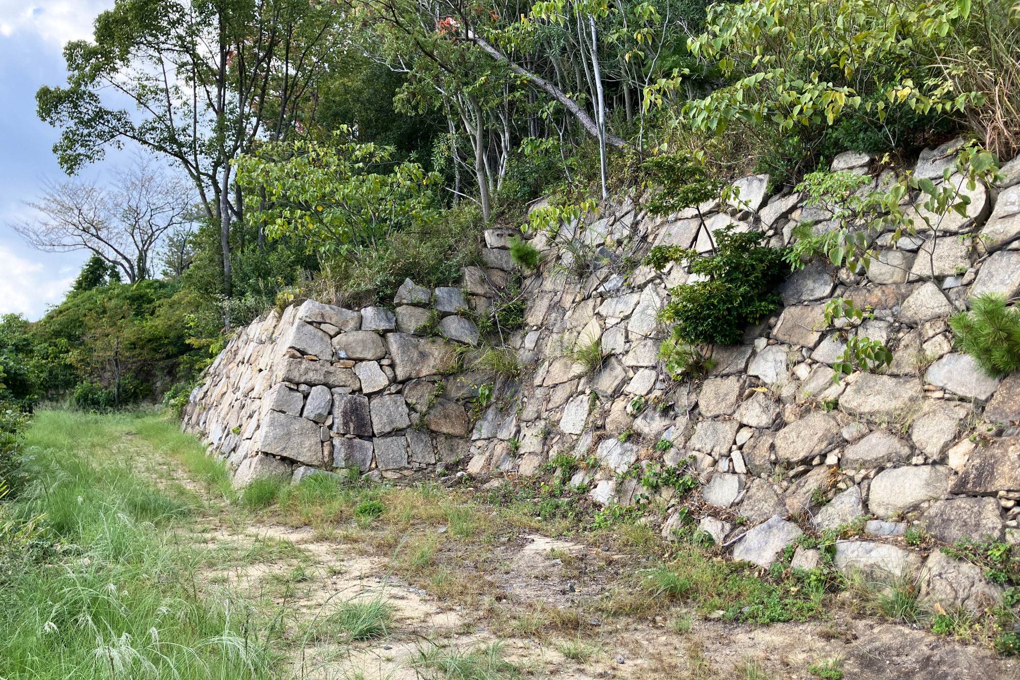破壊された城郭「下津井城」の魅力に迫る！瀬戸大橋をのぞむ壮大な城跡（倉敷市）