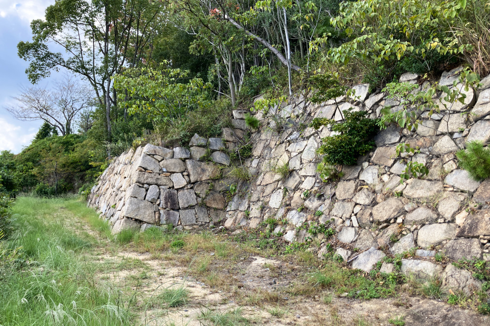 破壊された城郭「下津井城」の魅力に迫る！瀬戸大橋をのぞむ壮大な城跡（倉敷市）