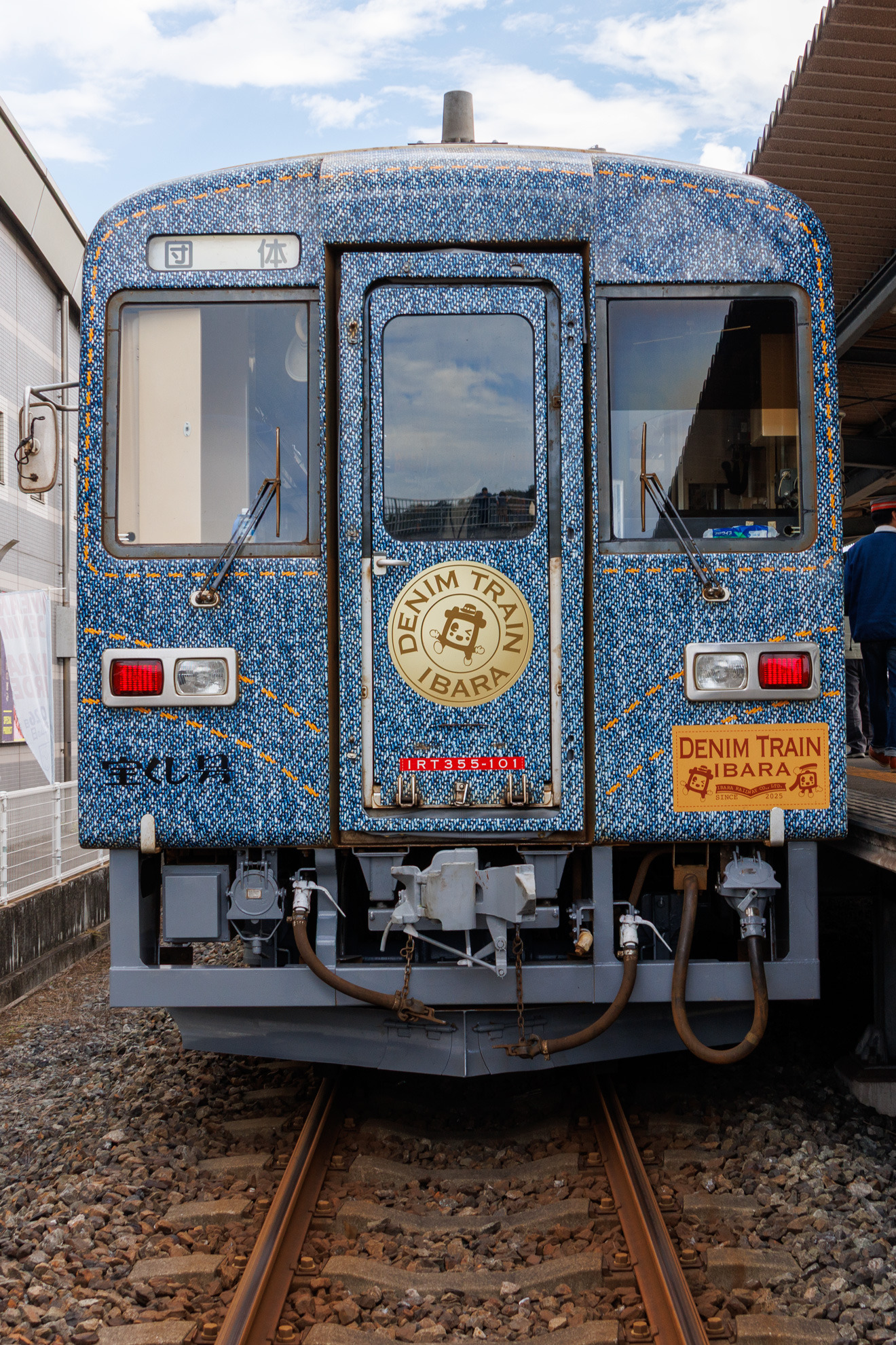 井原鉄道「DENIM TRAIN」リニューアル。デニムをまとった車両が国産デニムのふるさとを駆け抜ける！