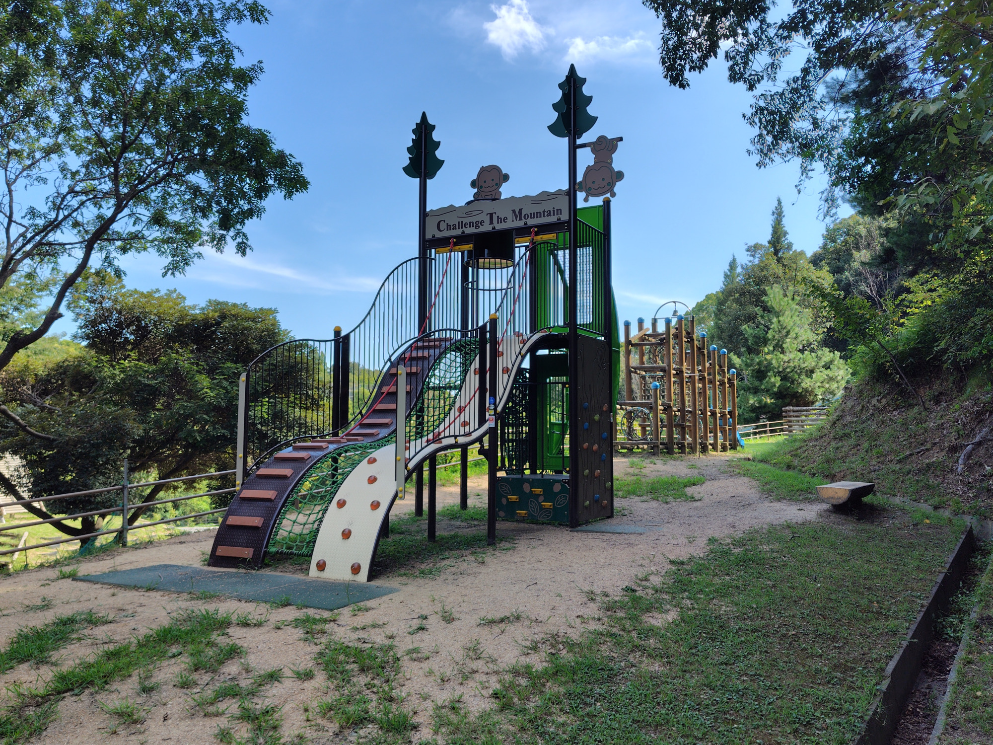 遊具などもあり週末などは家族連れなどで賑わいます。