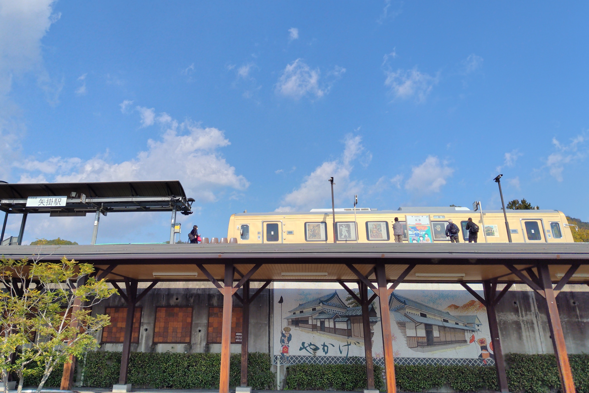 高架の上にホームがあります