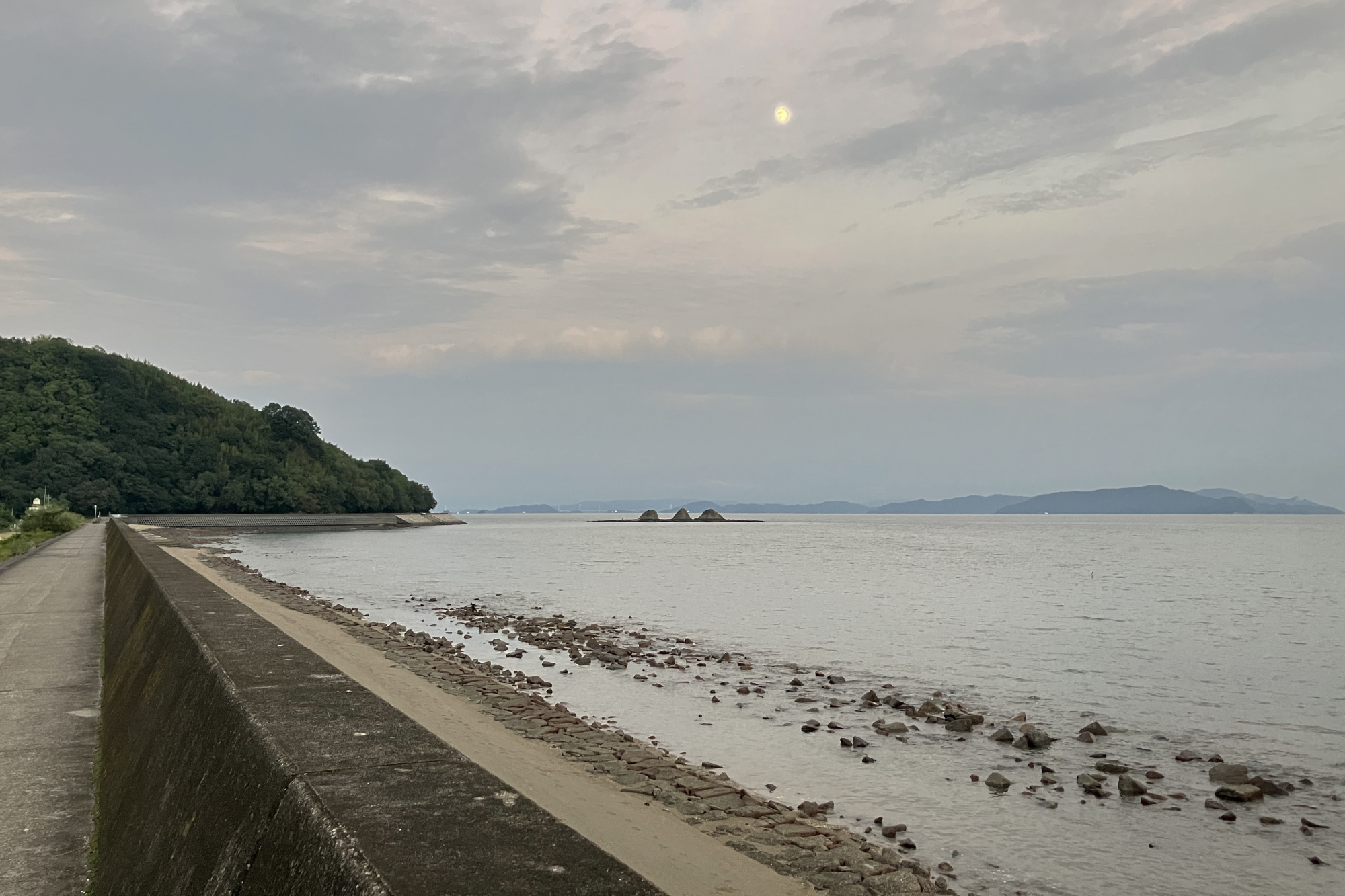 寄島園地（左端の山）と三ツ山と満月