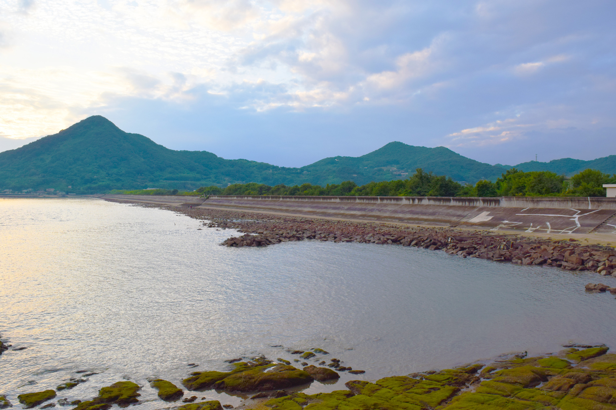 「三郎島（寄島）」から青佐山方面へ続く締切堤防