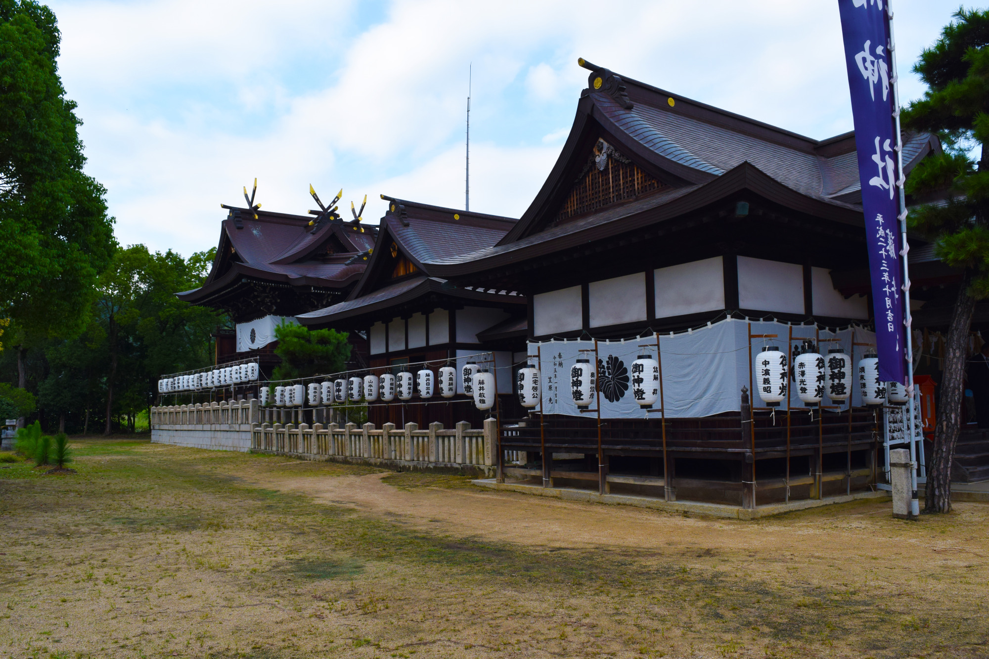 大浦神社の本殿（左奥）と拝殿（右）