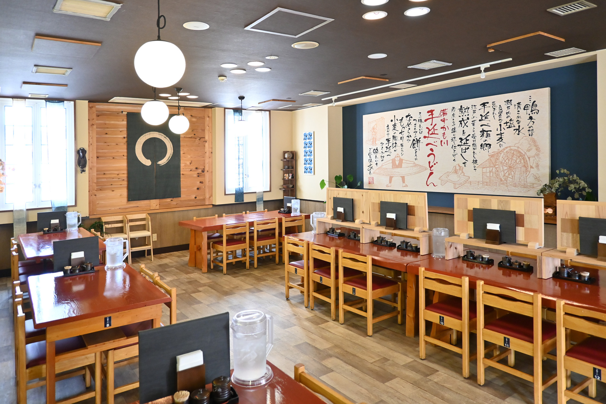 落ち着いてうどんを楽しめる店内