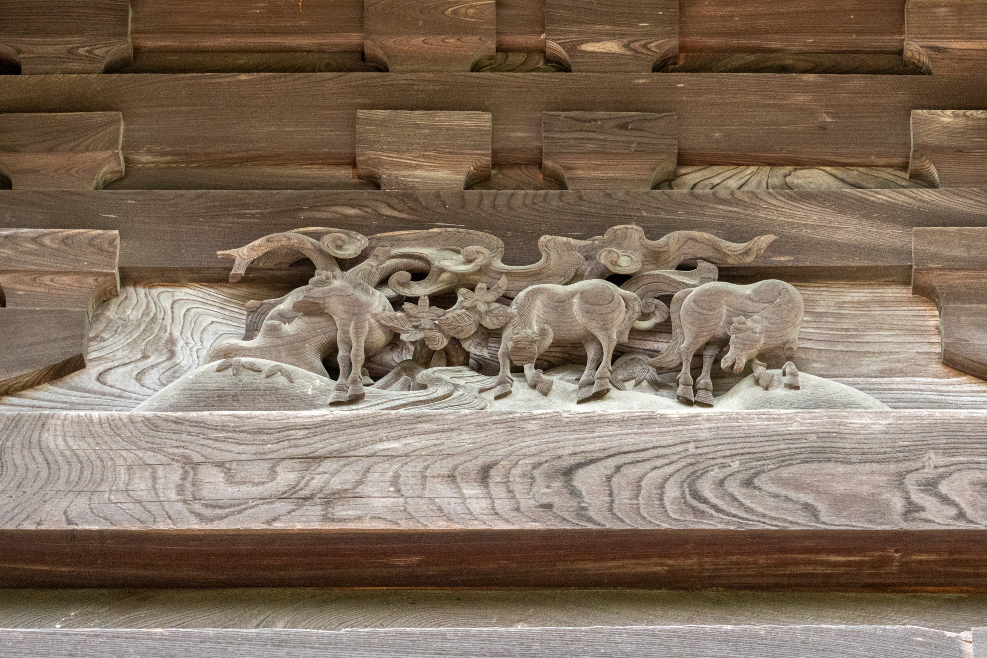 一層目は緻密な木彫で装飾されています