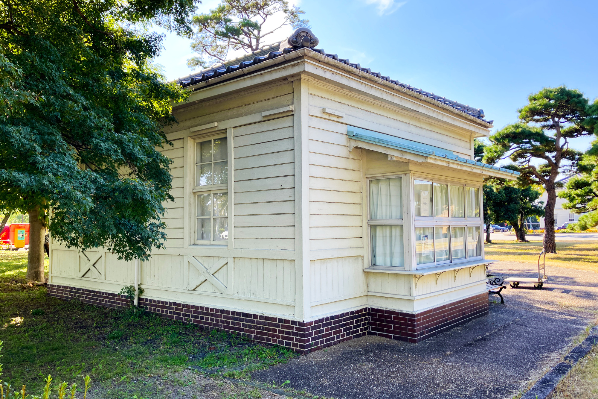 岡山大学構内に残る明治期の建物「衛兵所」(現:岡山大学情報展示室)。そのほか明治期の建物が複数現存